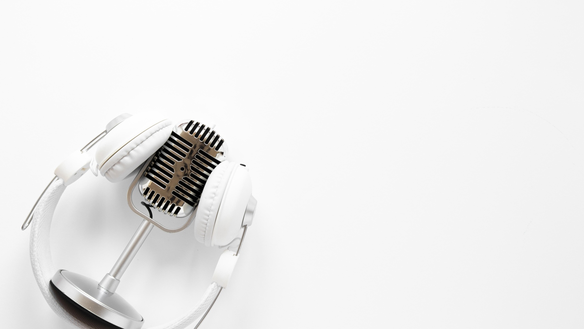 Ретро микрофон с наушниками на белом фоне