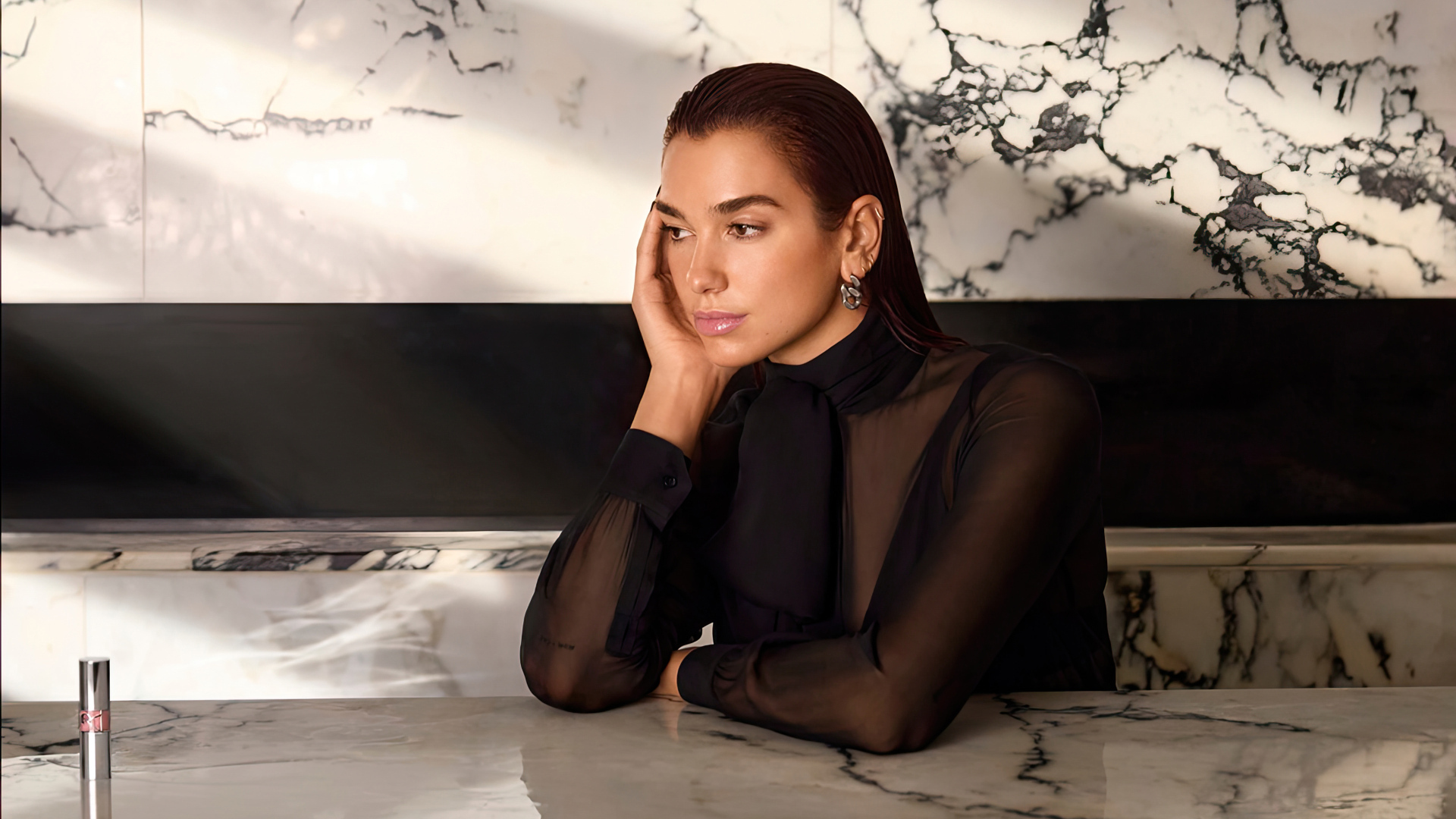 Грустная певица Дуа Липа сидит за столом