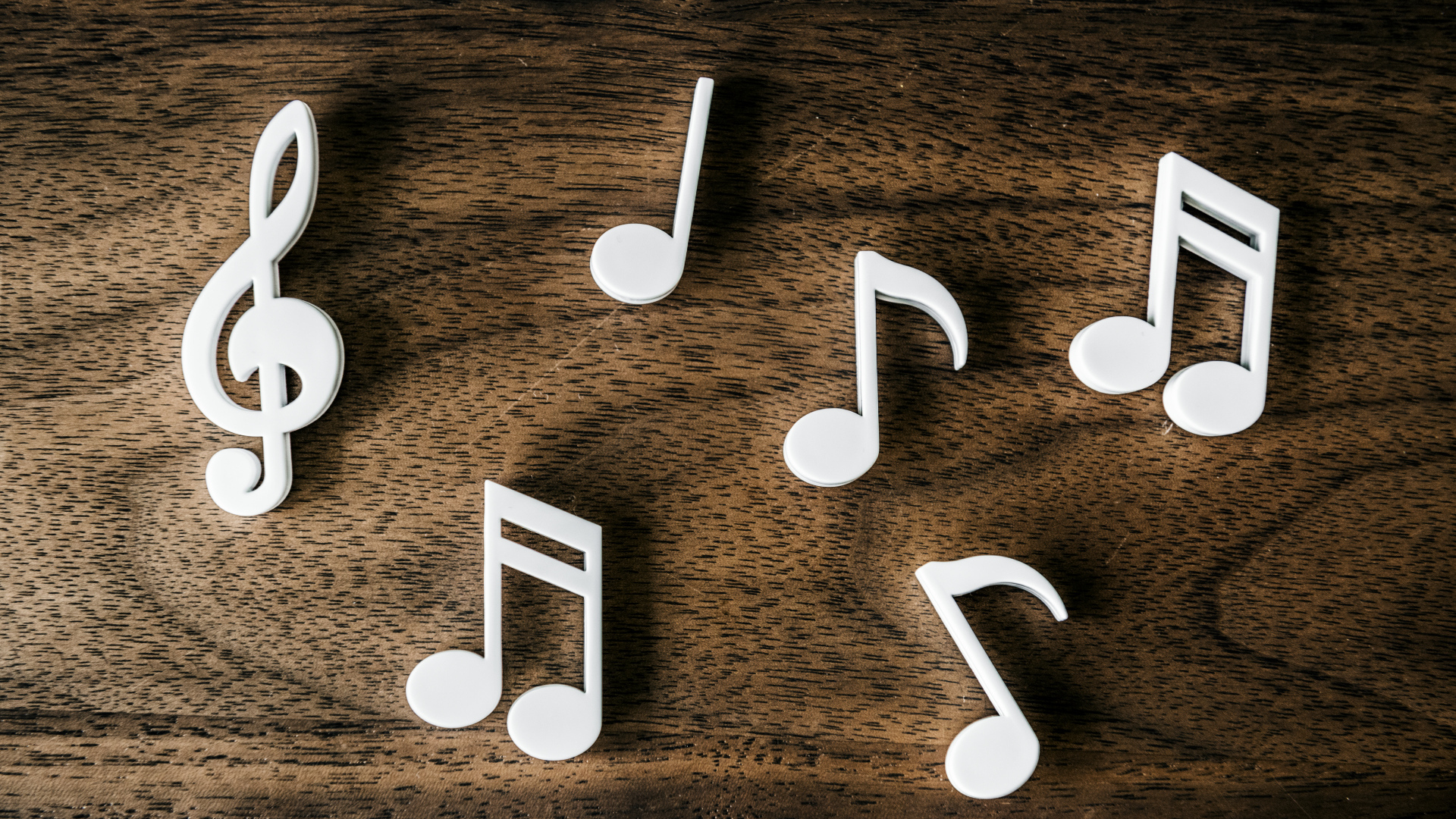 Белые ноты на деревянном столе