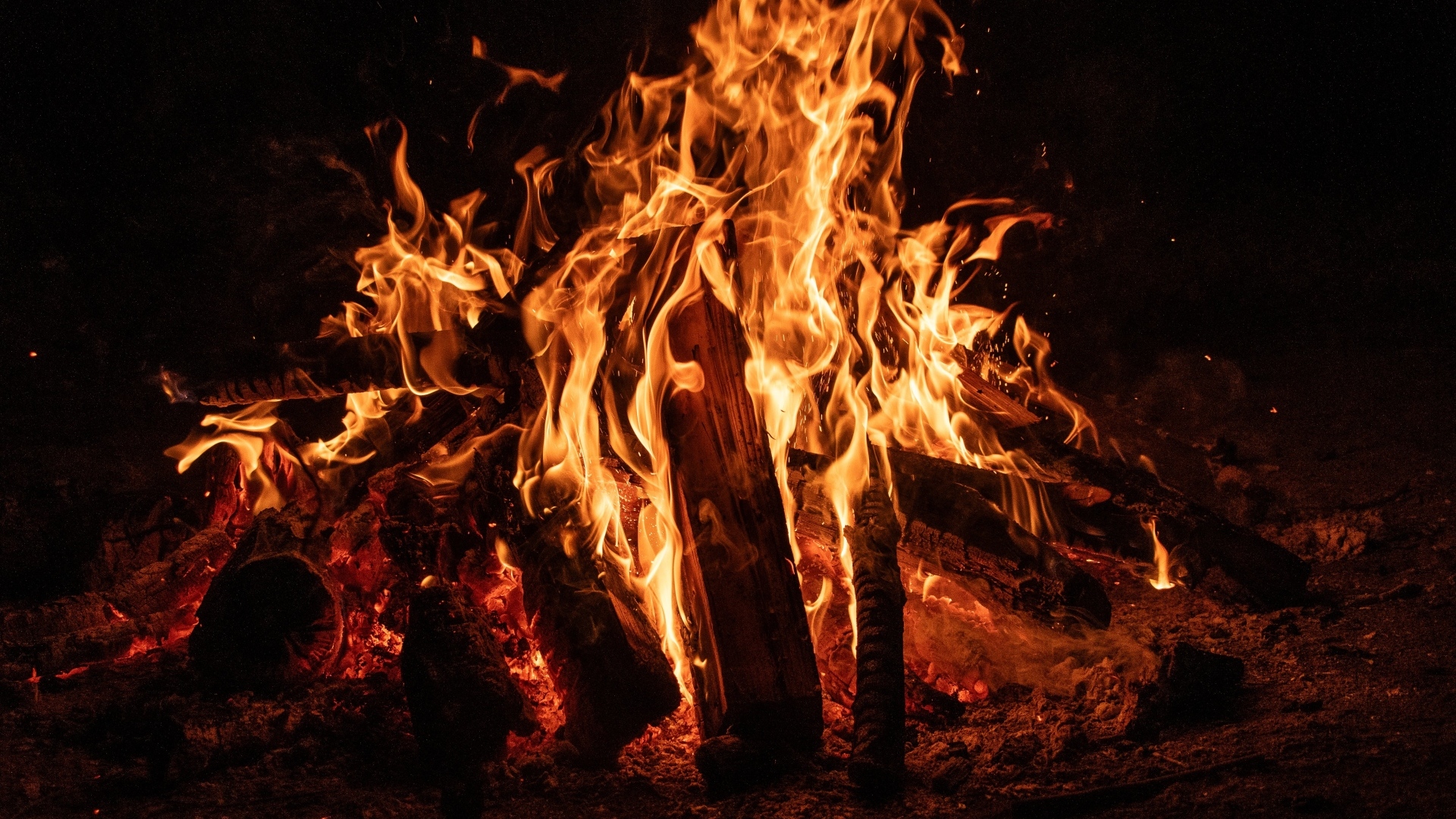 Яркое пламя костра ночью