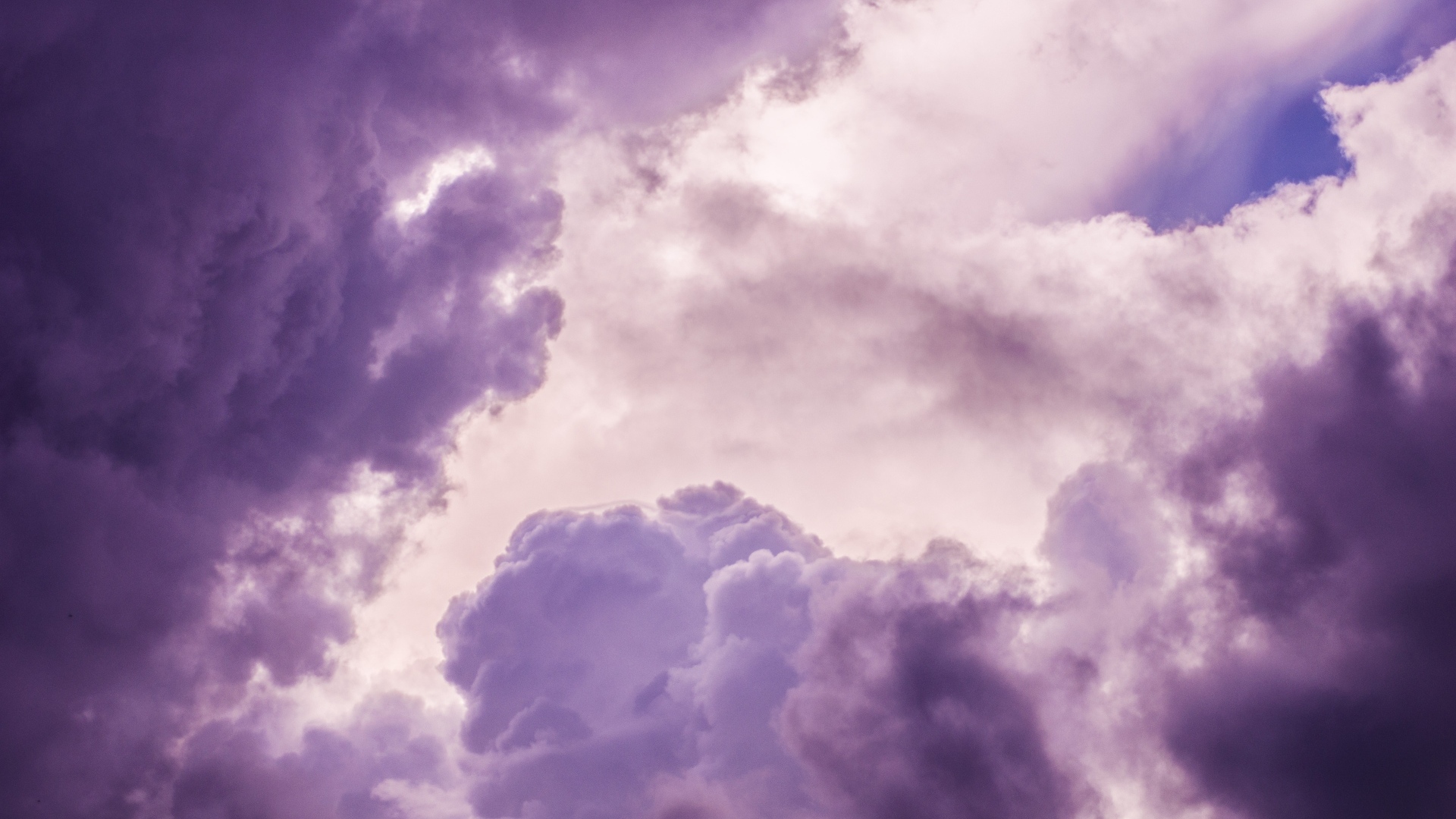 Фиолетовые грозовые облака в небе