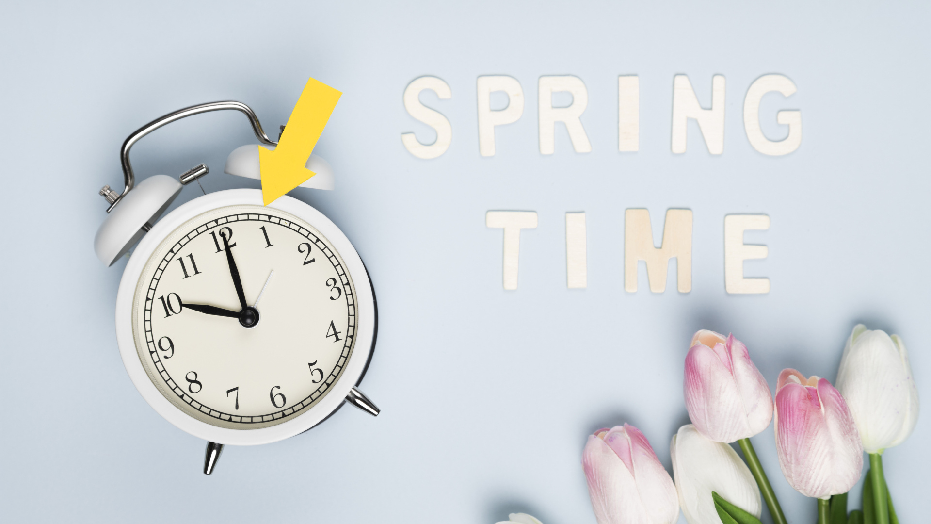 Будильник на голубом фоне с тюльпанами и надписью
