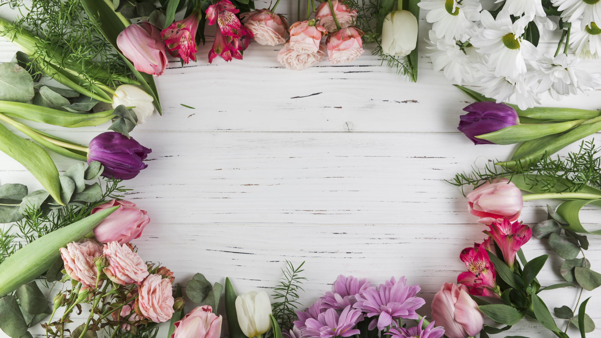 Красивые разноцветные цветы на белом столе, шаблон 