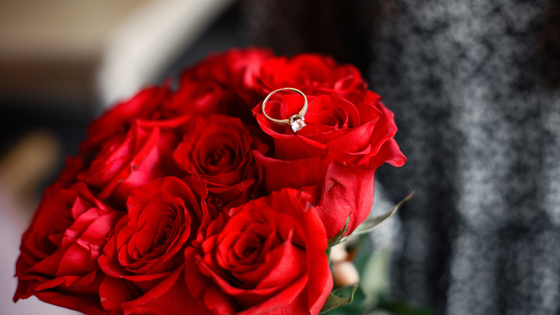 Букет красных роз с кольцом для любимой