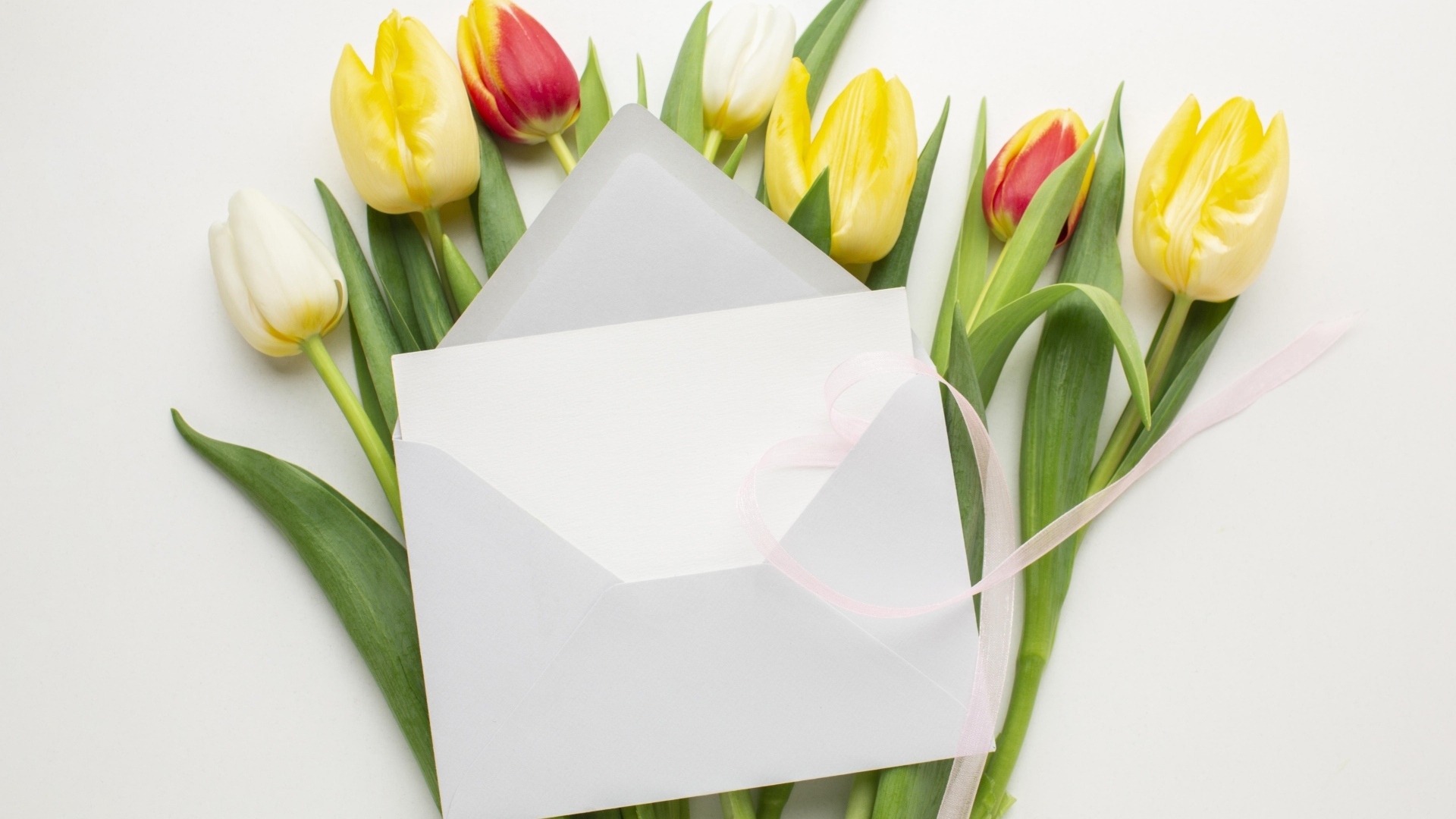Букет тюльпанов с белым конвертом