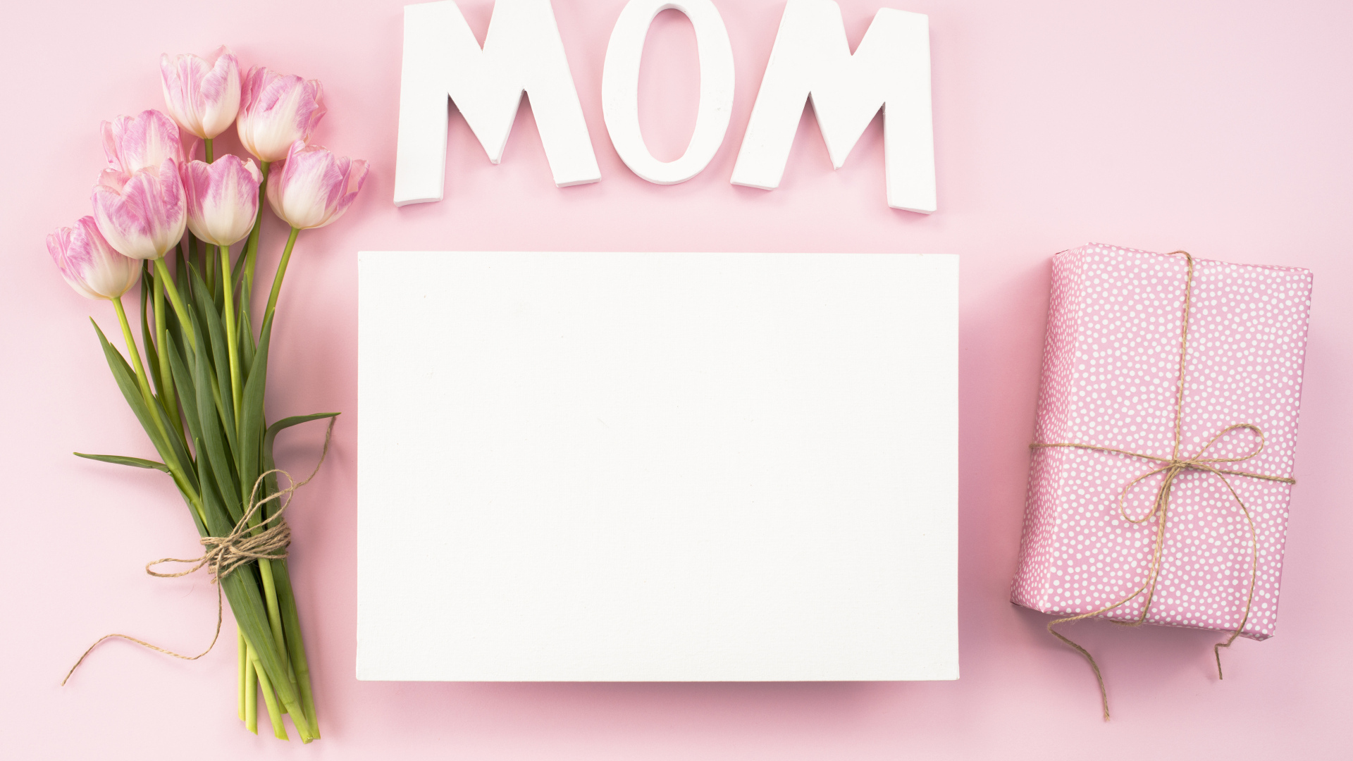 Шаблон открытки для мамы на розовом фоне с тюльпанами