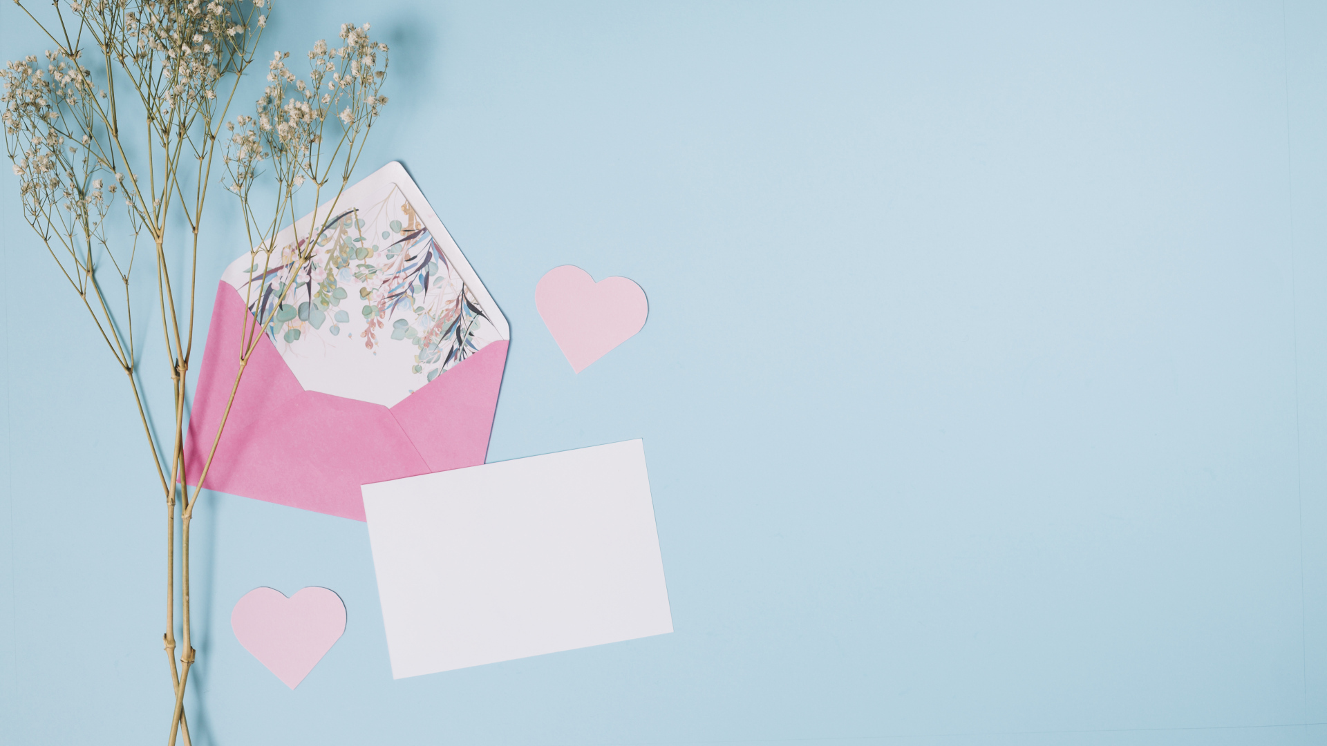 Конверт с цветами и листом на голубом фоне, шаблон