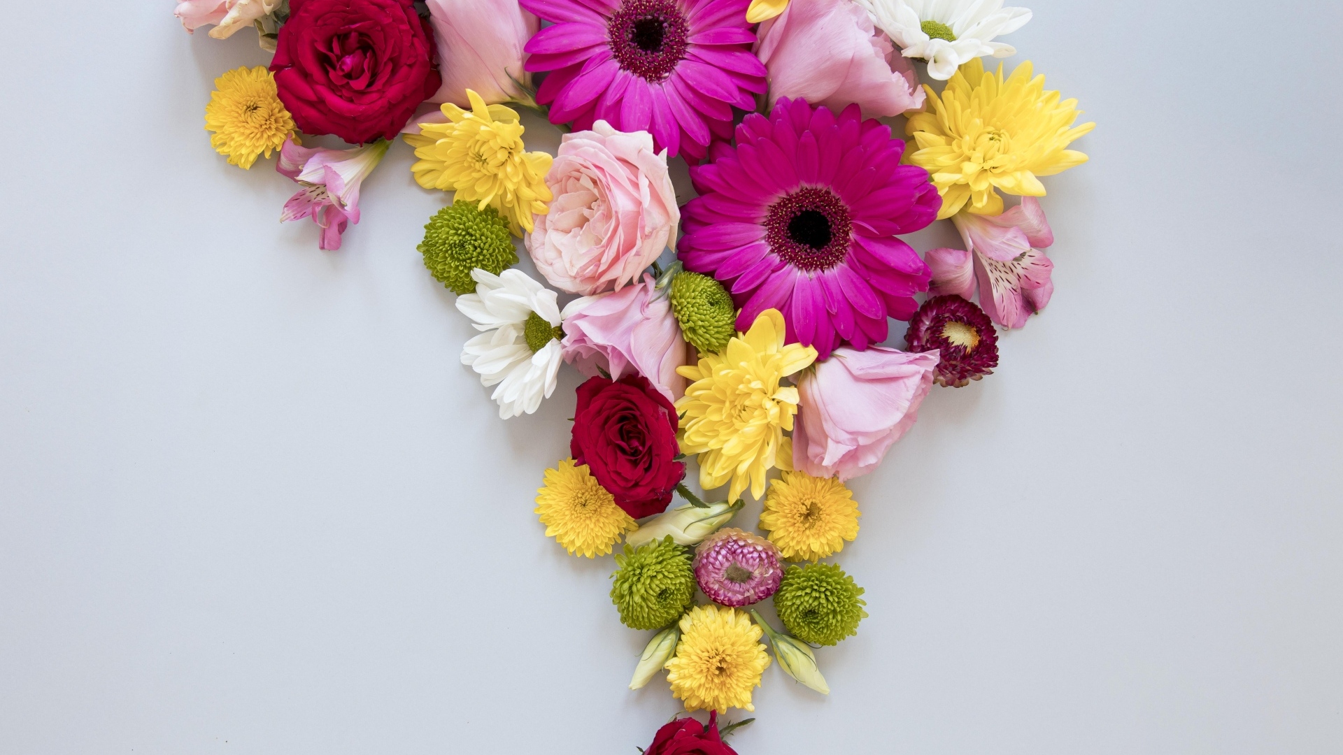 Цветочная композиция на сером фоне