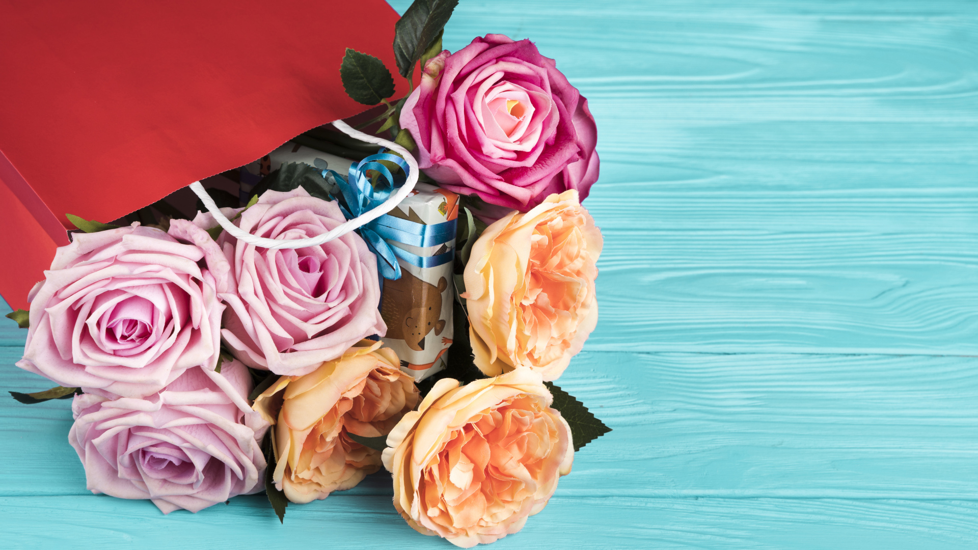 Розы в красном пакете на голубом фоне