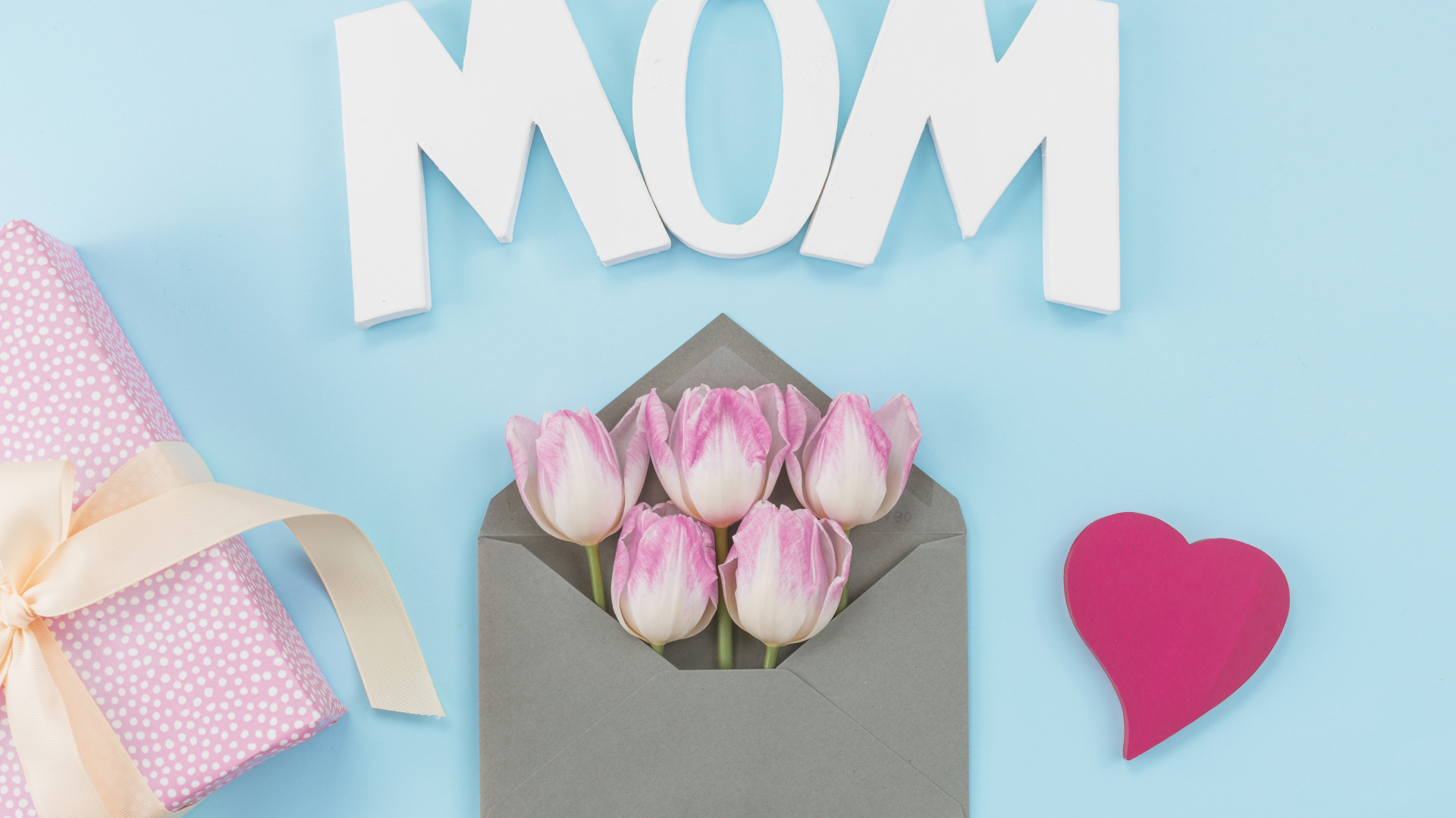 Тюльпаны в конверте на голубом фоне для мамы