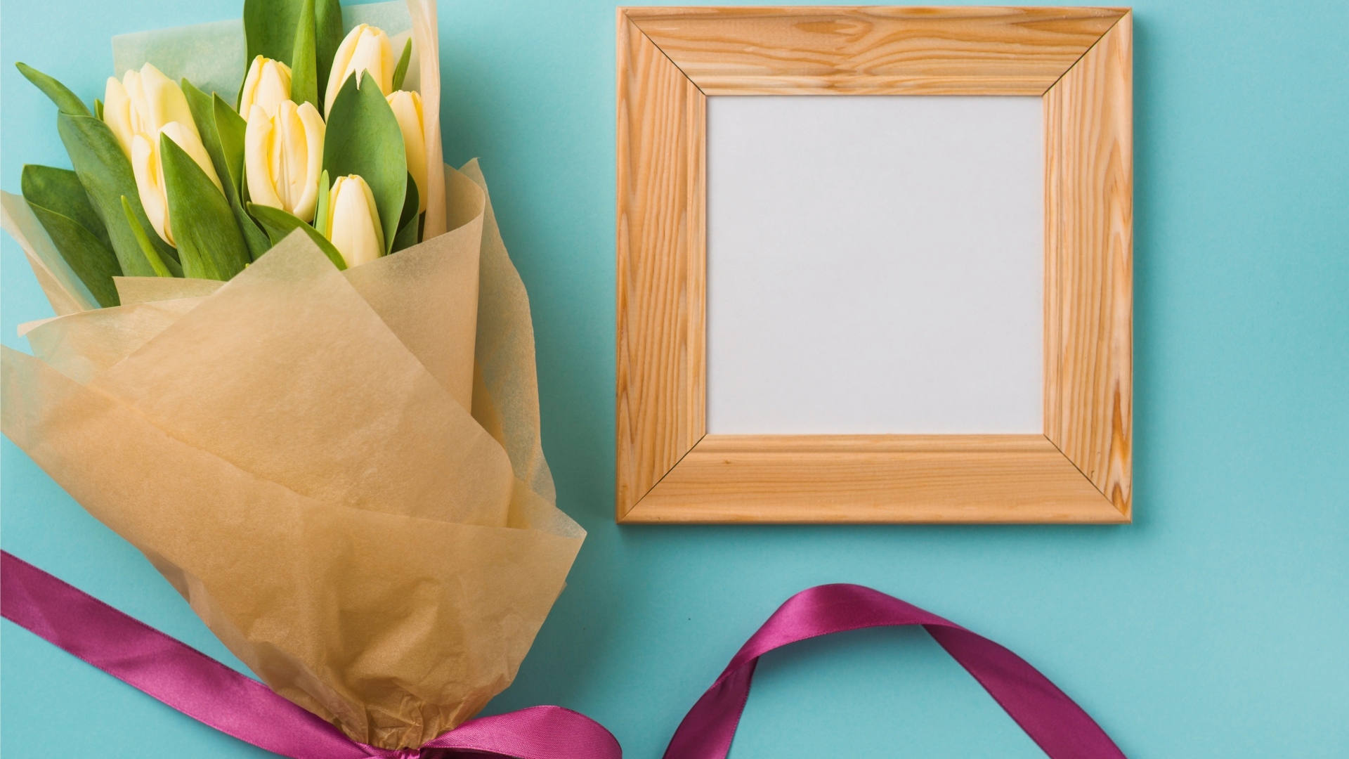 Деревянная рамка с букетом желтых тюльпанов на голубом фоне