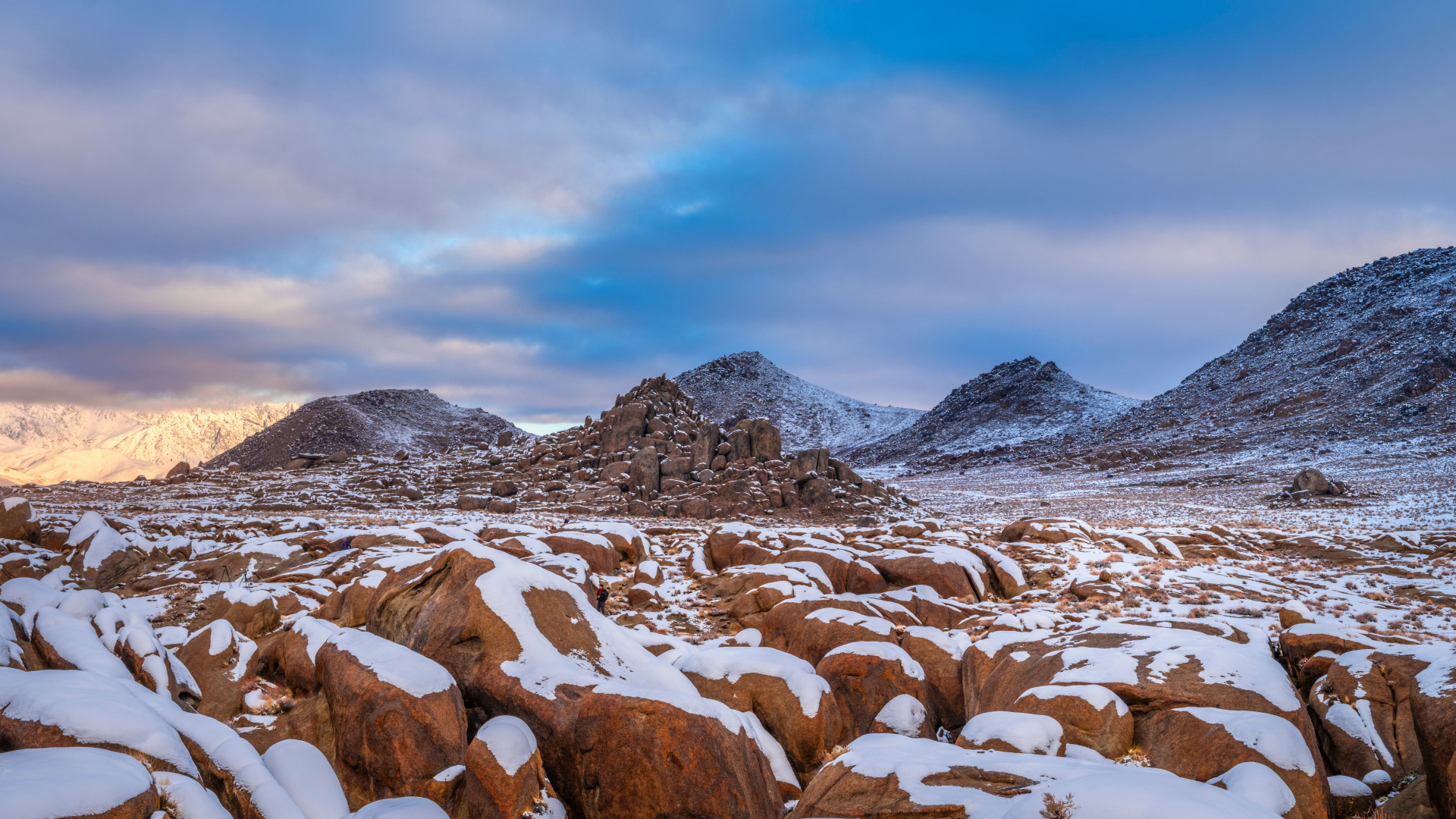 Большие заснеженные камни в горах 