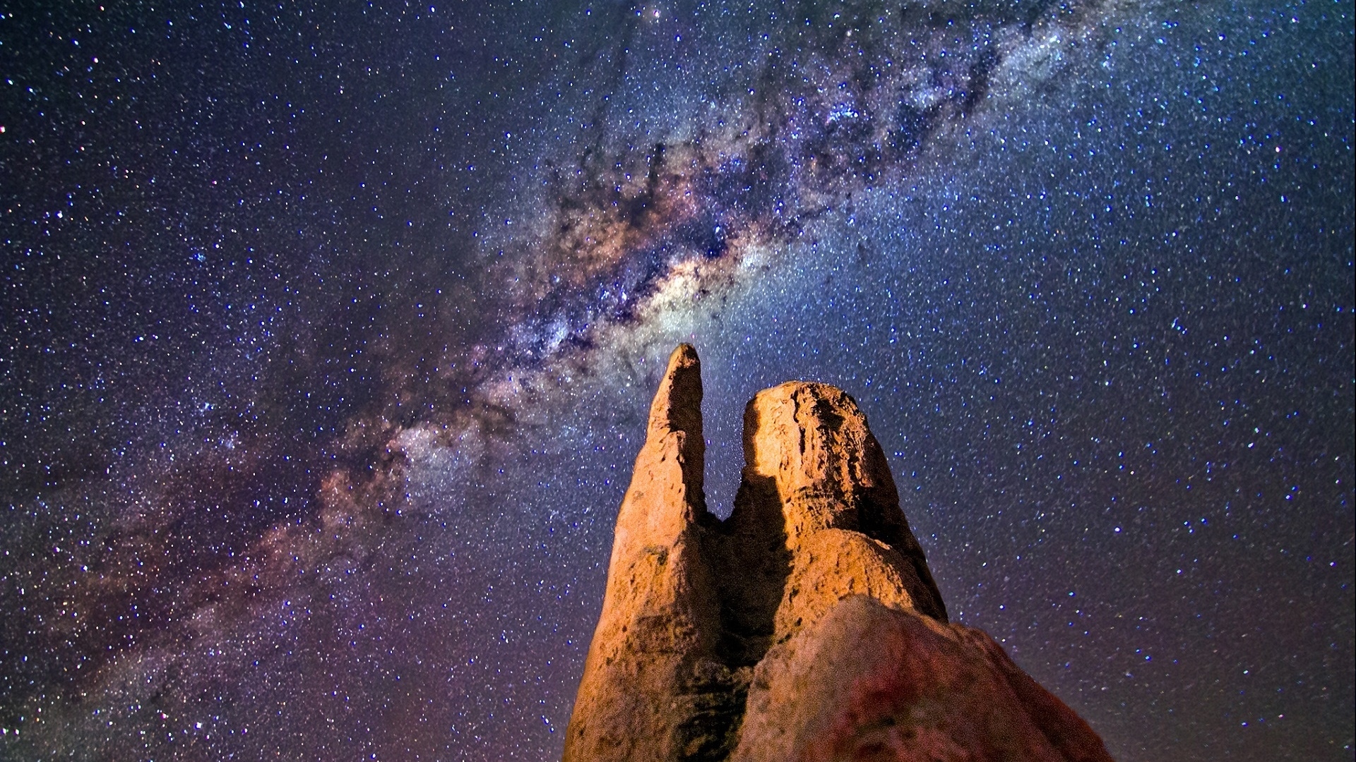 Млечный путь в звездном небе над острой  горной вершиной