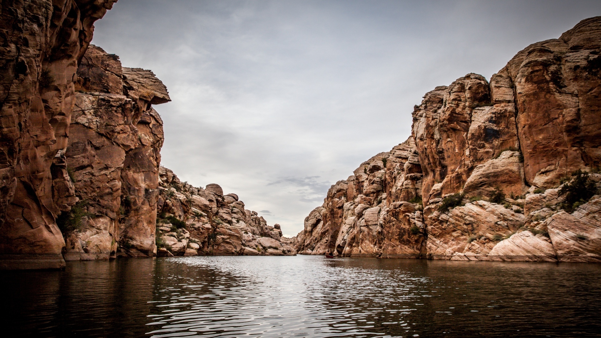 Скалы отражаются в воде реки