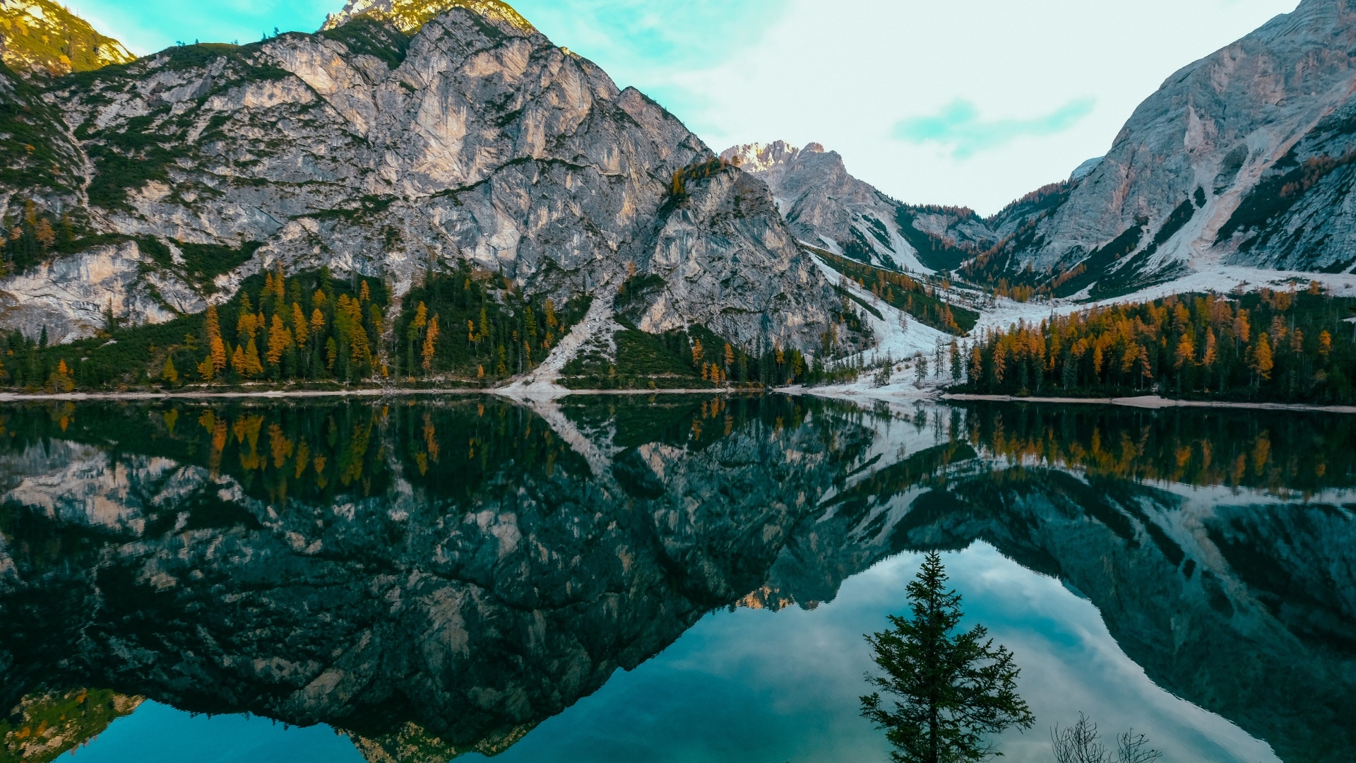 Каменные горы отражаются в глади озера