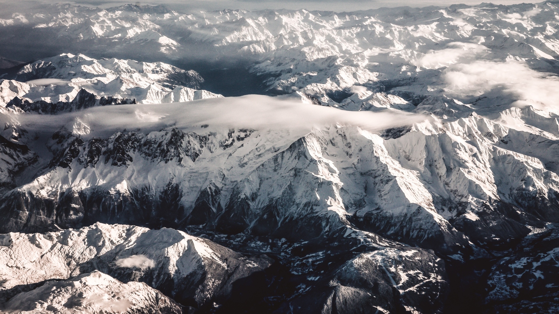 Вид на покрытые белым снегом горы