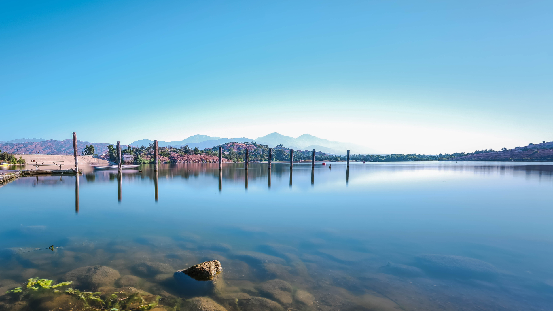 Голубое небо над тихим озером летом