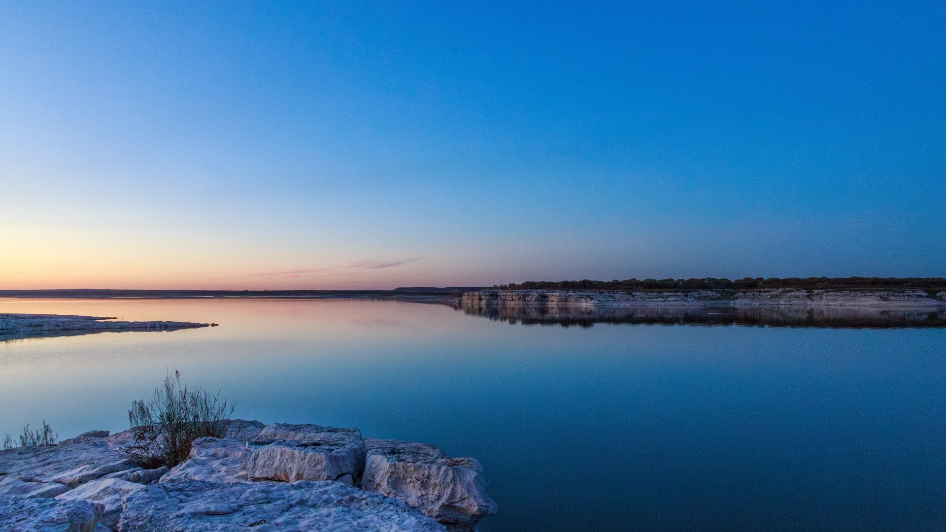 Голубое небо над водой на рассвете
