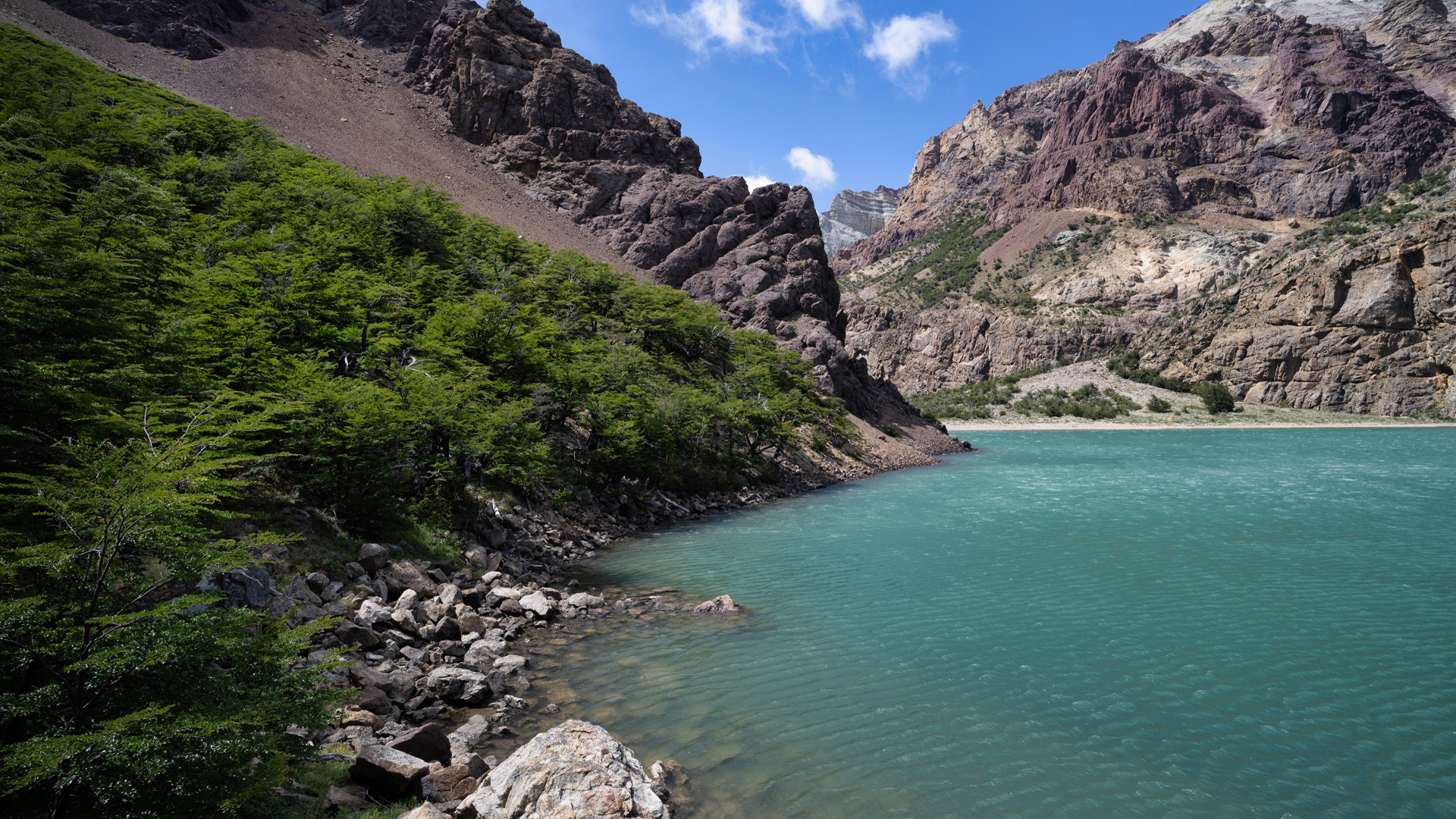 Голубая вода горного озера, Аргентина 