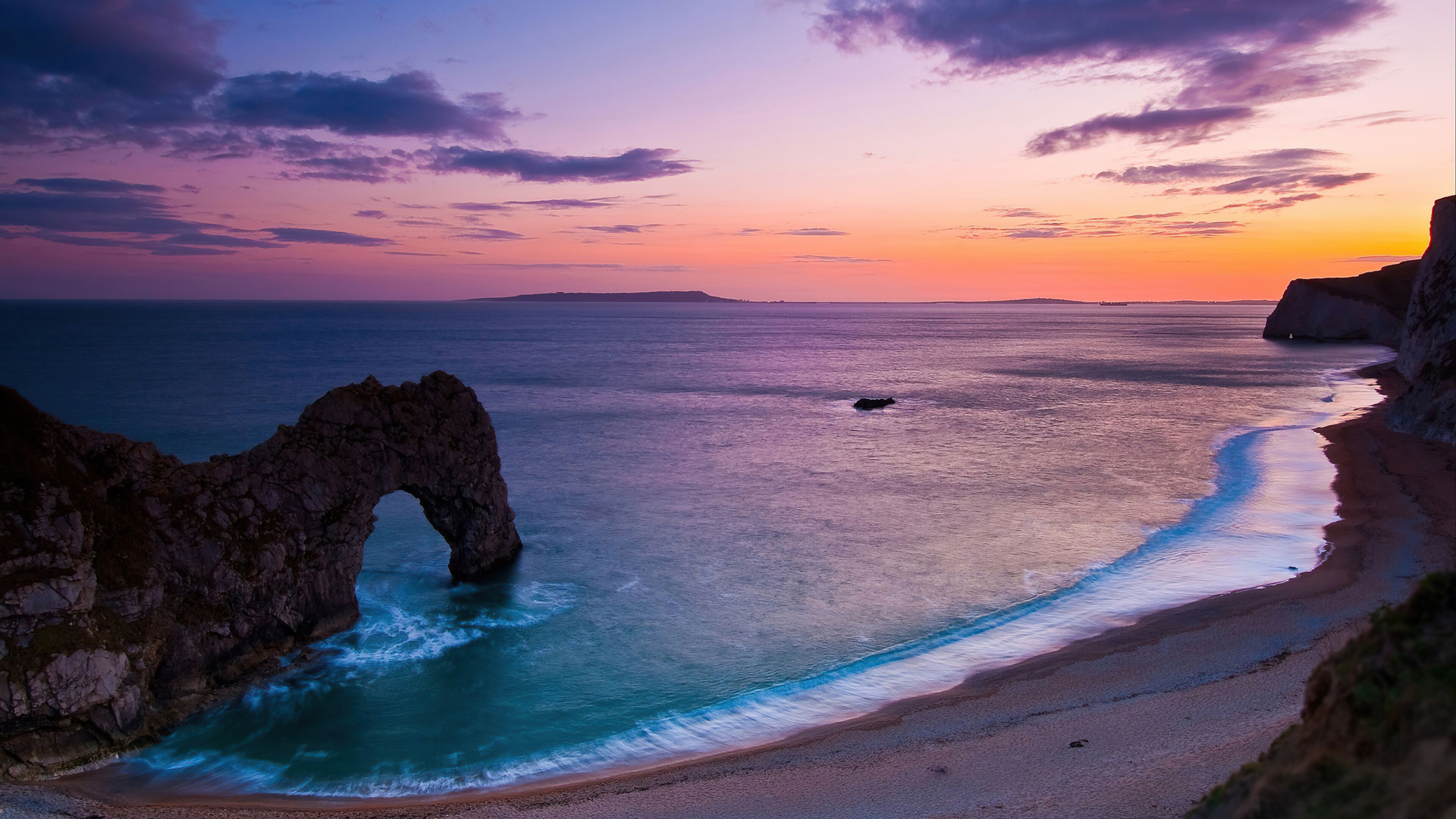 Красивый вид на берегу моря и арку в скале под красивым небом 