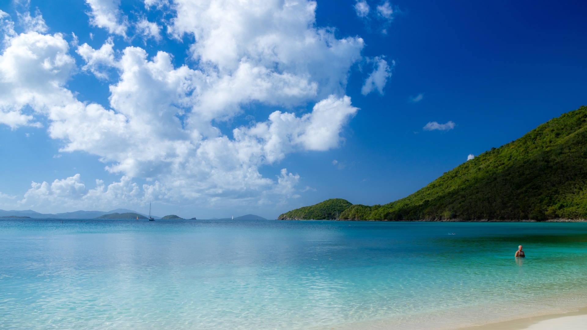 Большое белое облако над голубым океаном