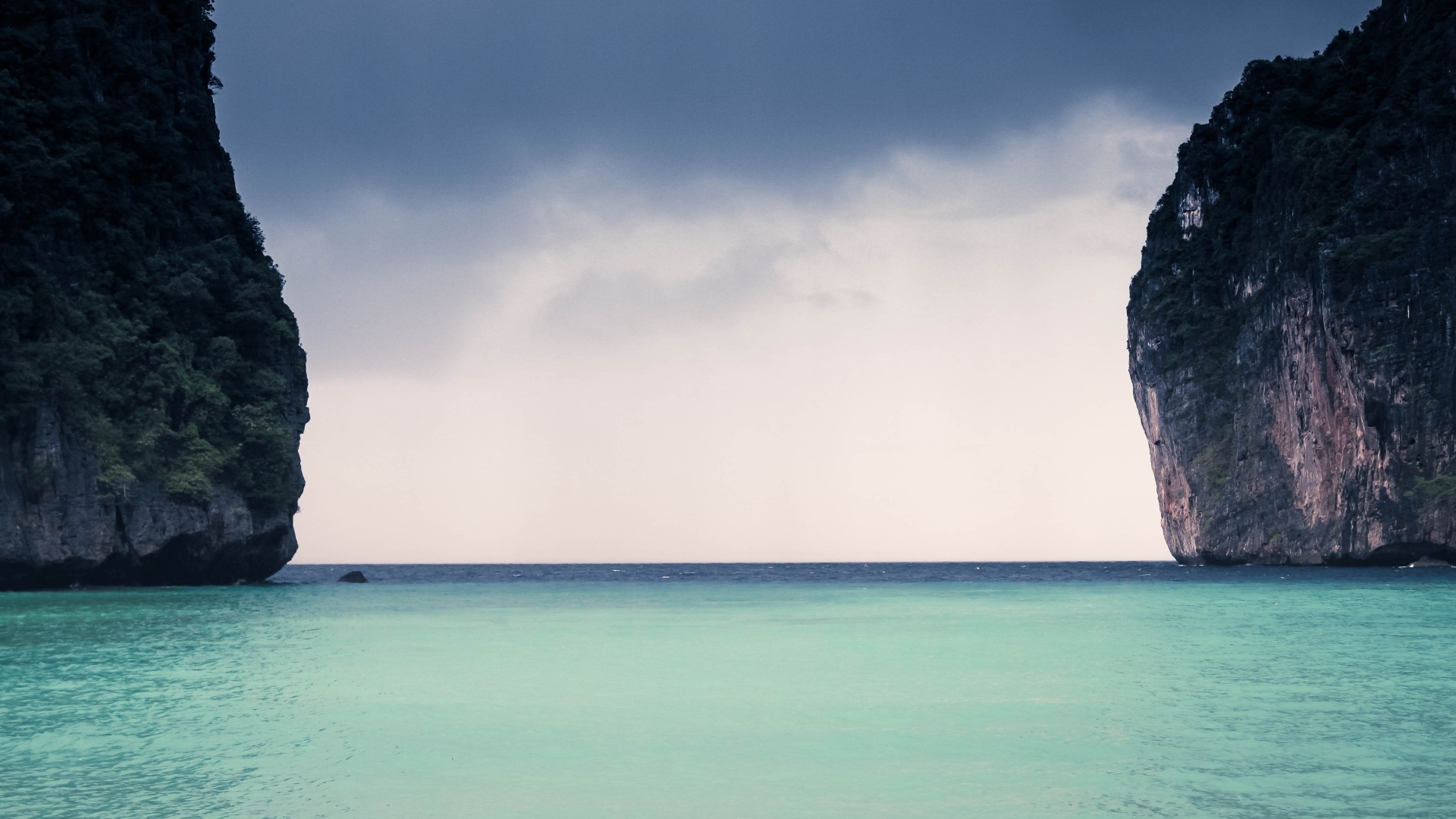 Голубая вода залива между скал