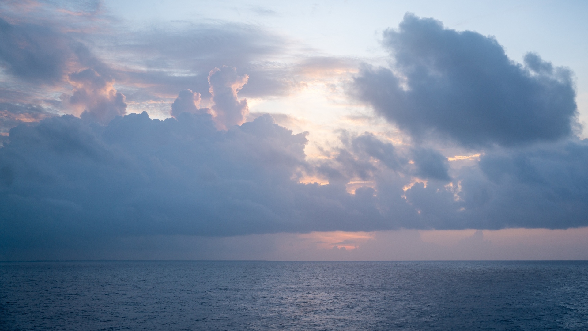 Густые белые облака над морем на рассвете летом