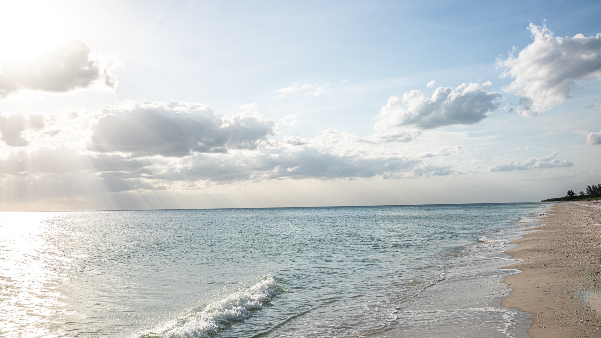 Белые облака над спокойным морем летом