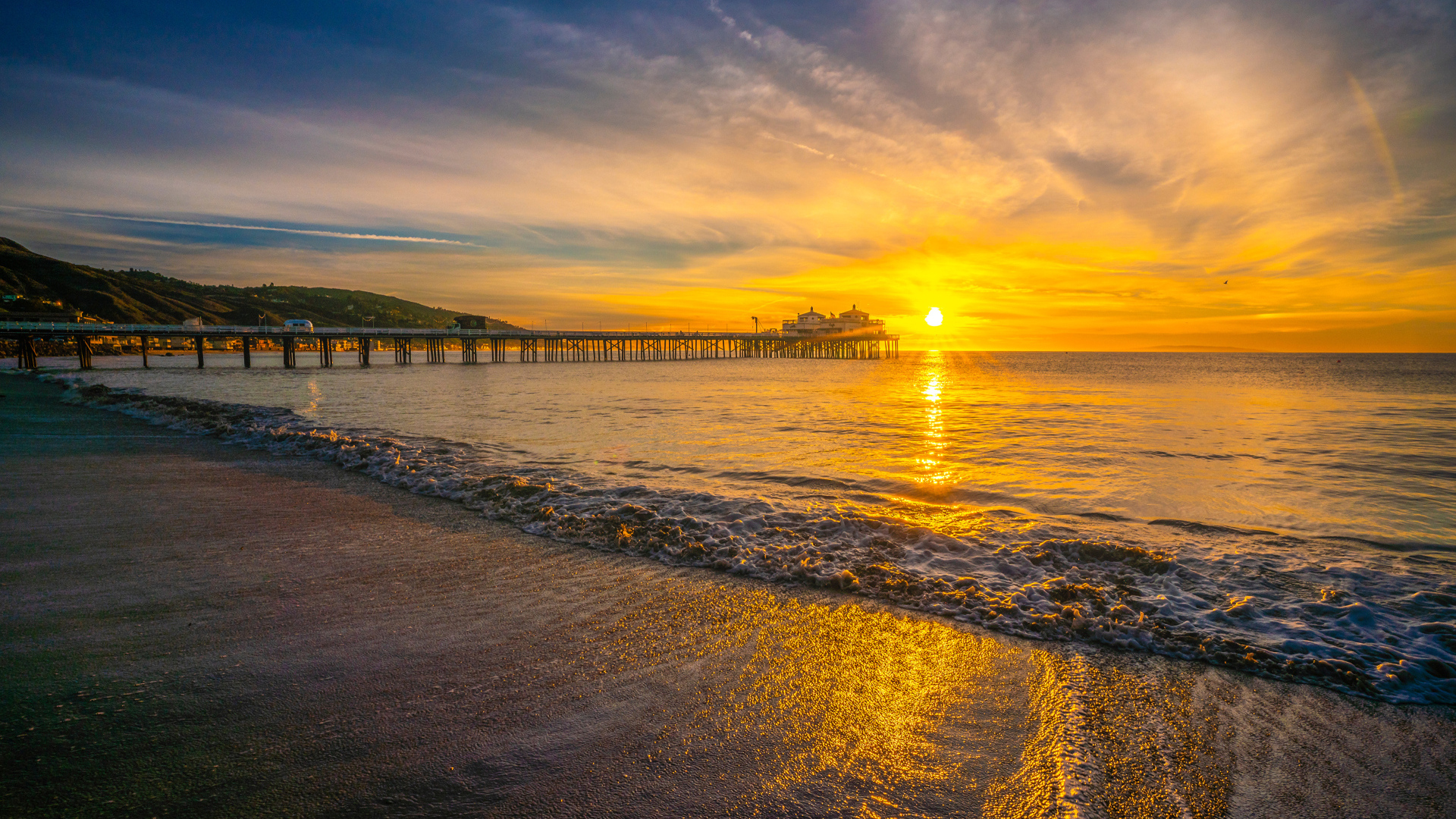 Красивый вид на закат солнца на берегу моря