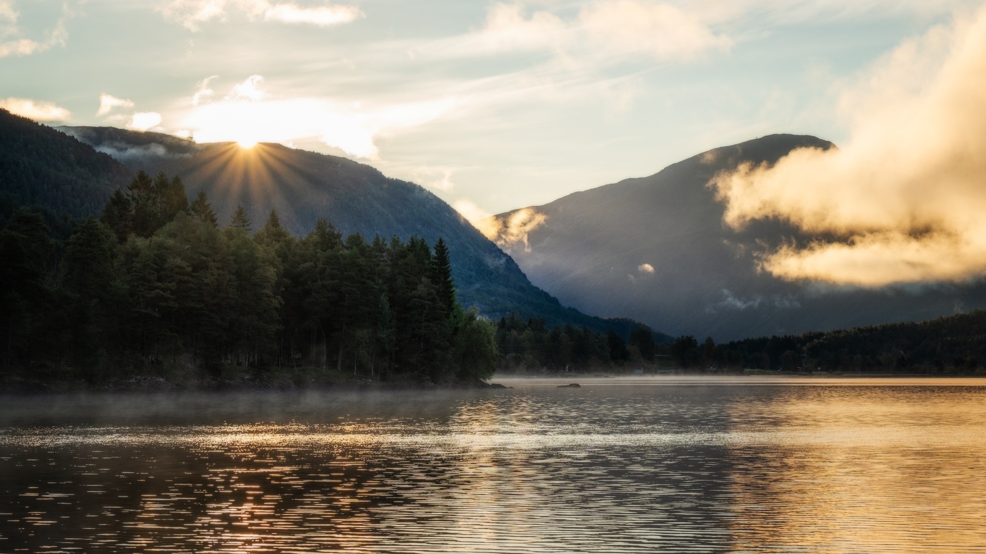 Горы и спокойное озеро на закате солнца