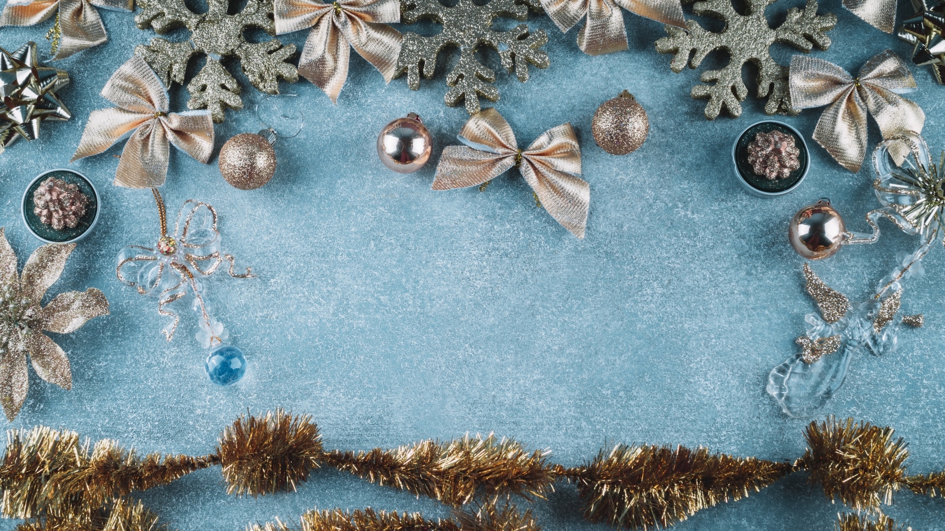 Бантики и мишура на голубом фоне для новогодней открытки