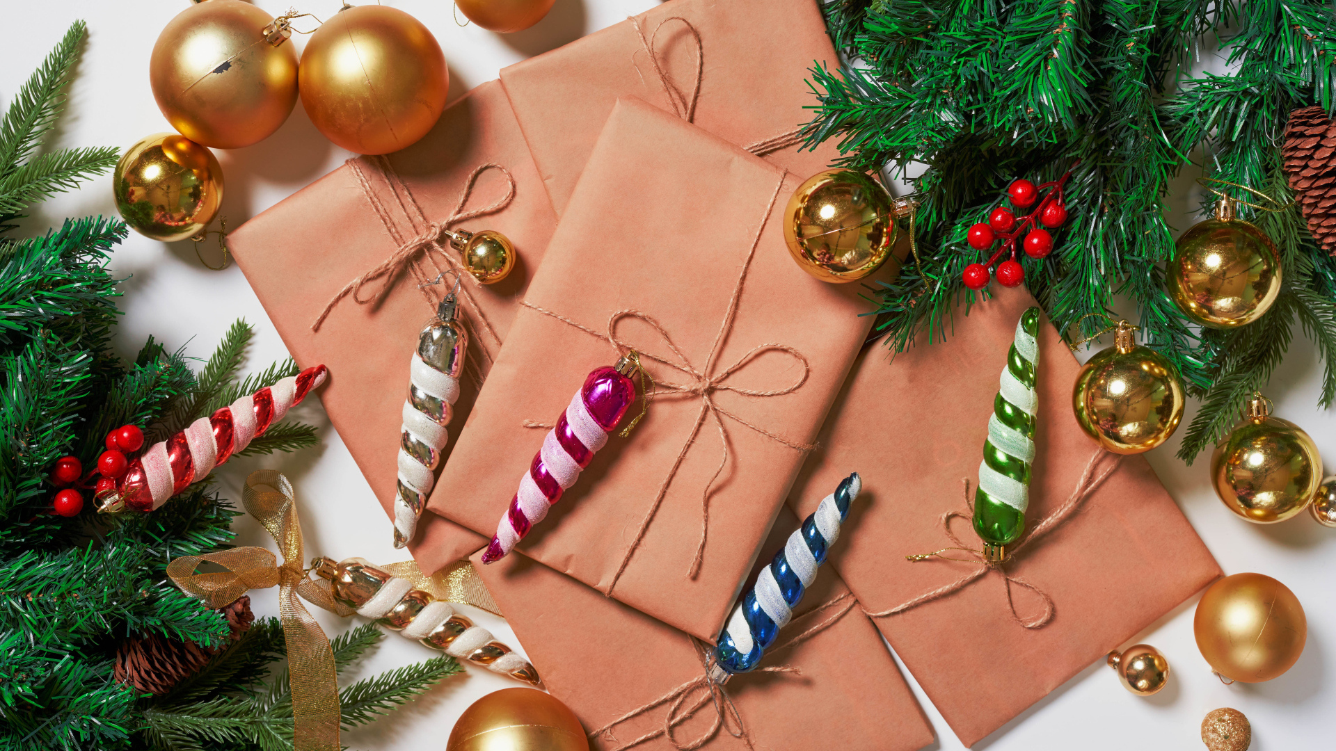 Подарки с игрушками и еловыми ветками