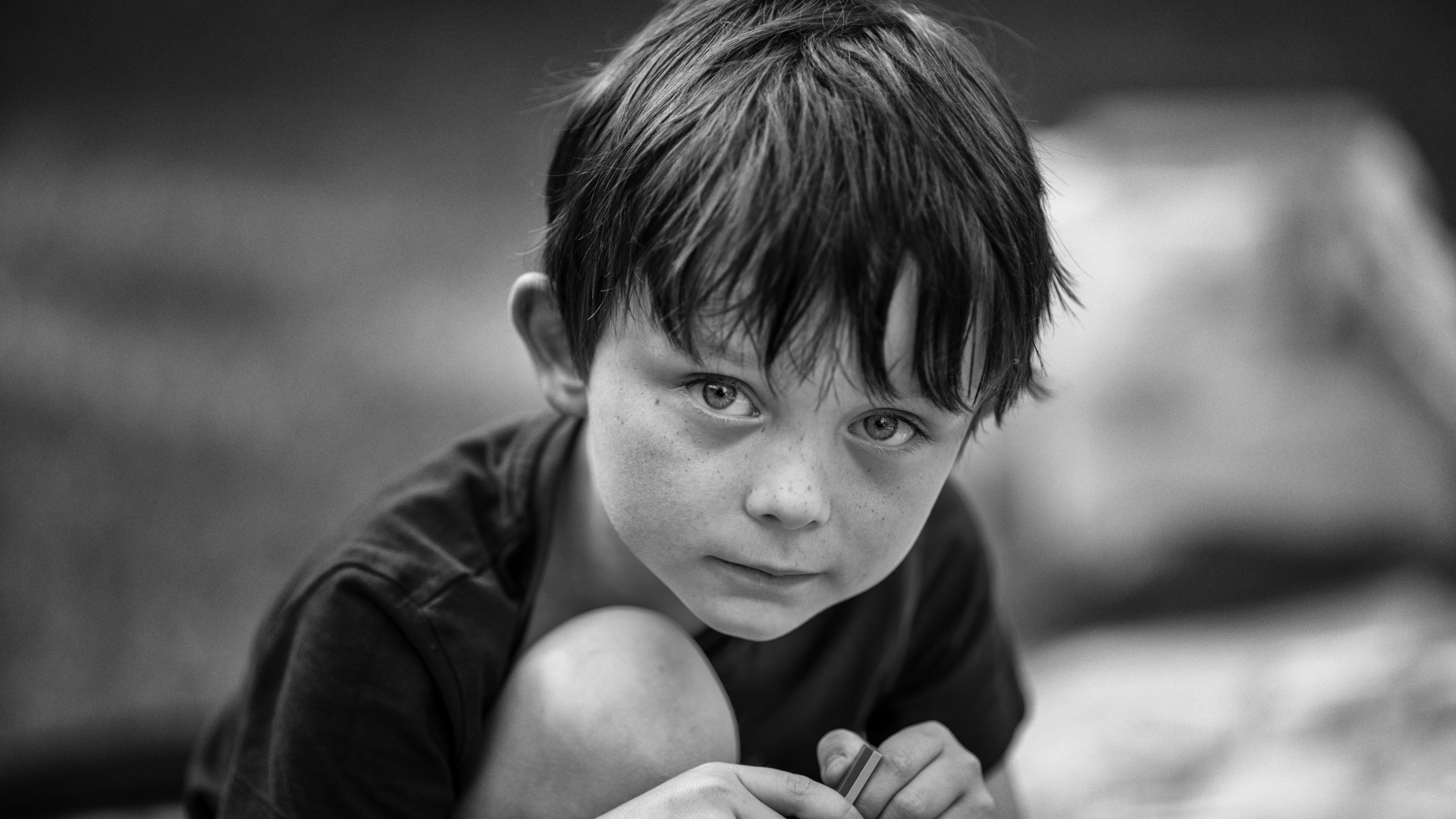 Черное-белое фото маленького мальчика