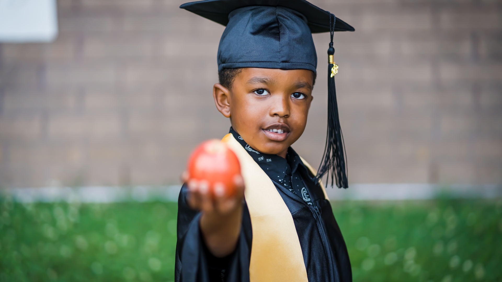 Темнокожий мальчик в костюме ученого