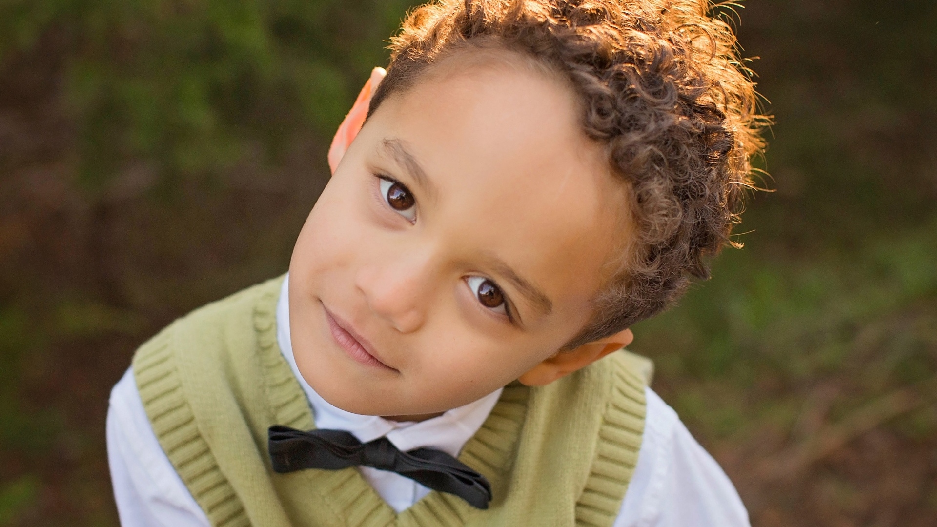 Кареглазый мальчик с кудрявыми волосами