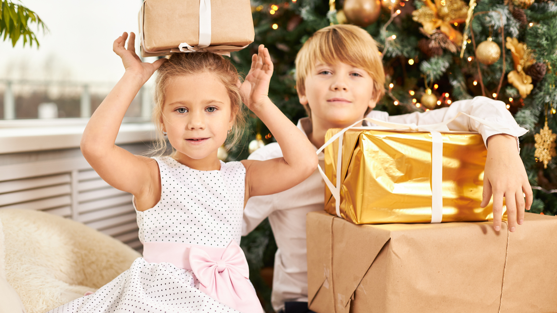 Дети с подарками на Рождество