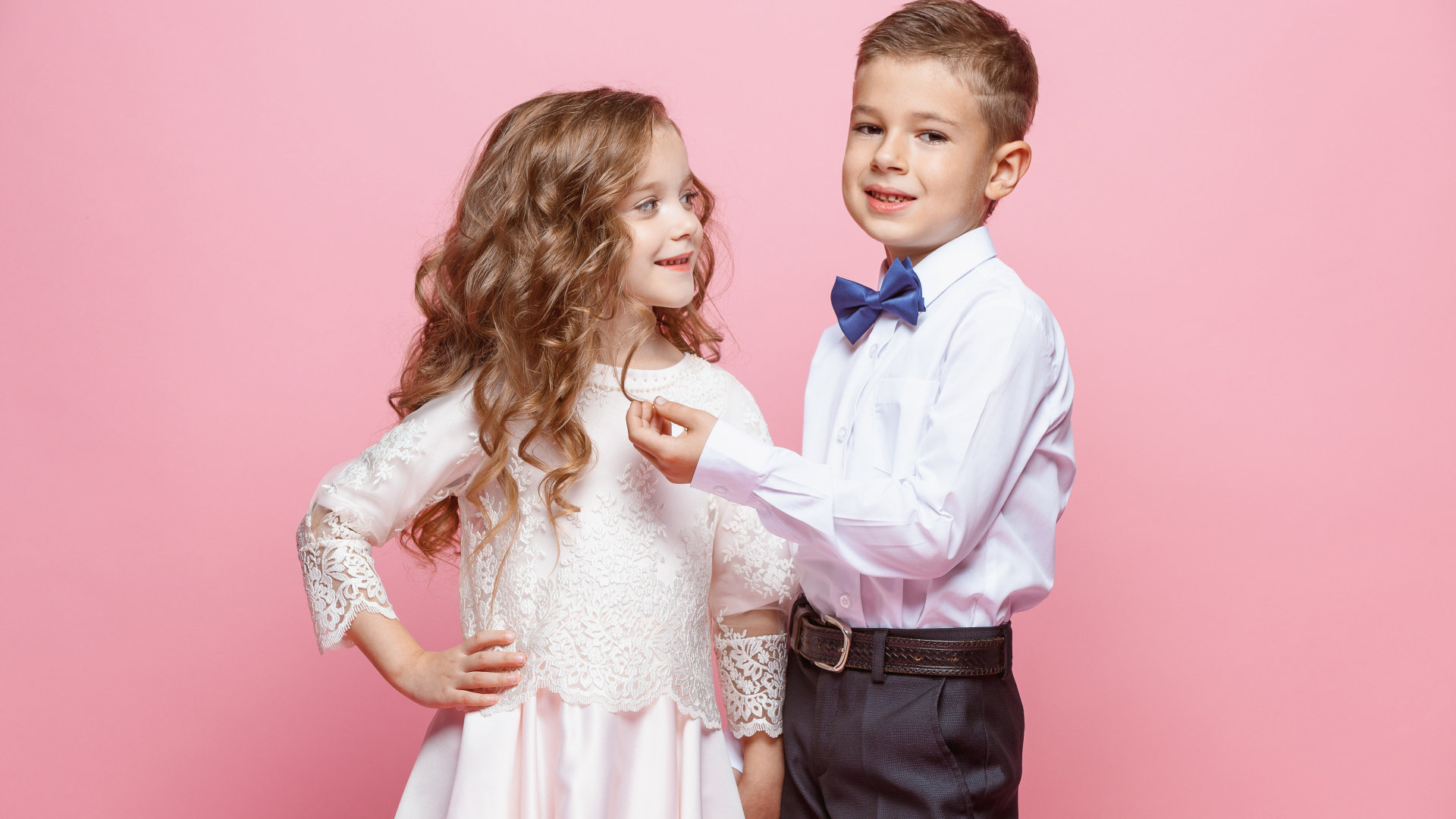 Пара мальчик и девочка на розовом фоне