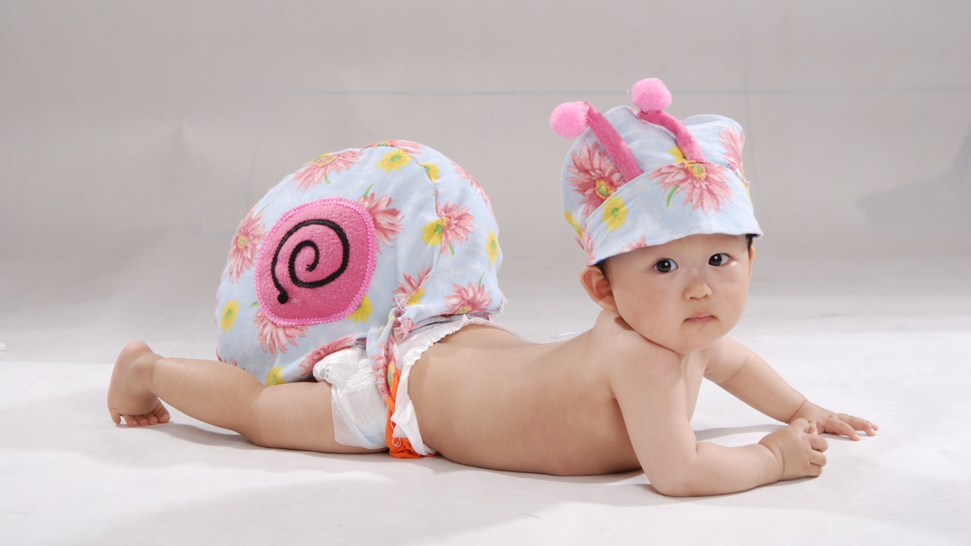 Милый азиатский ребенок в костюме гусеницы