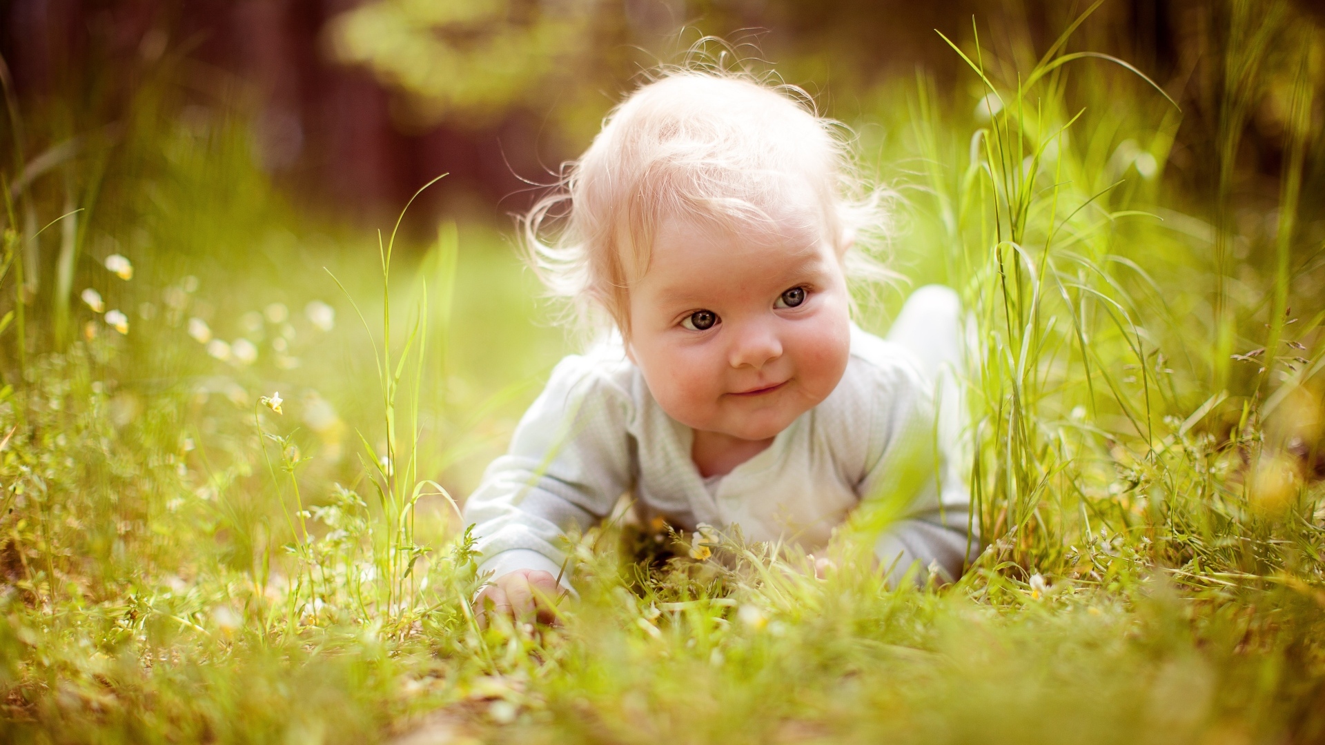 Милый светловолосый ребенок в траве