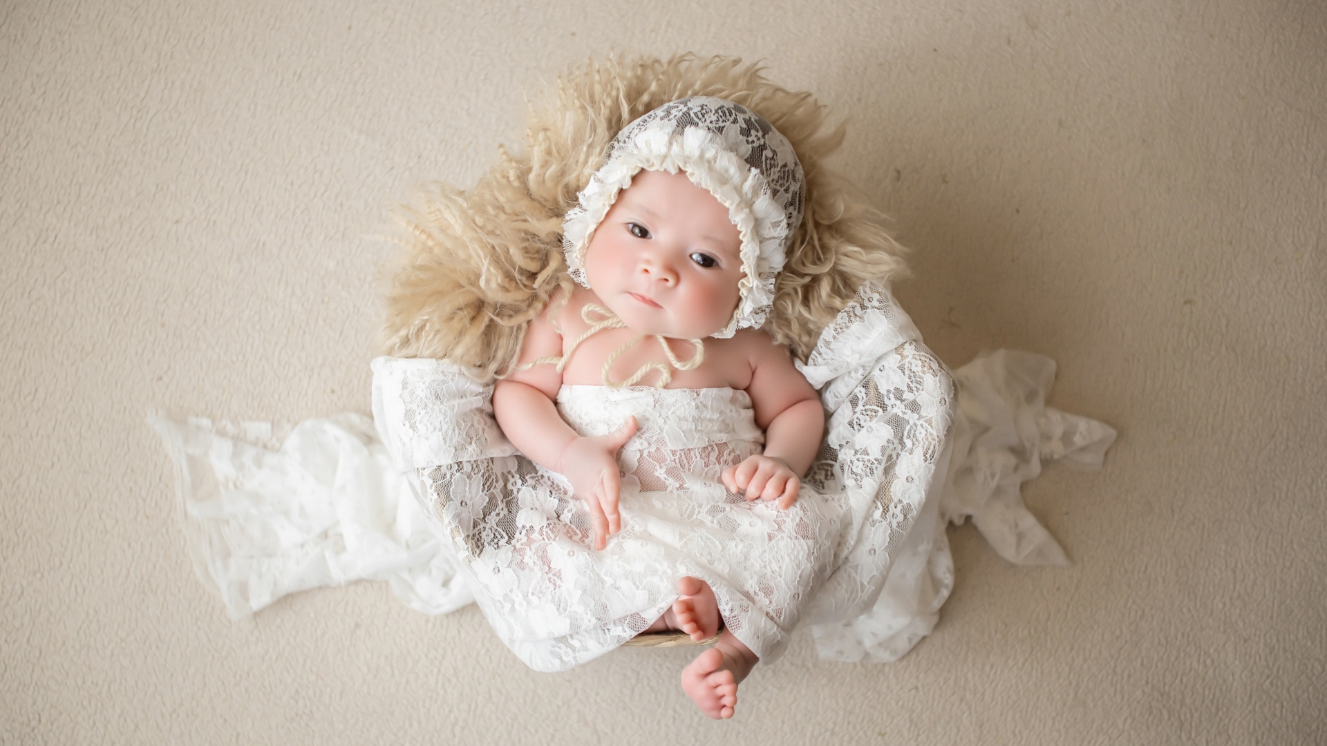 Милый новорожденный ребенок в колыбели 