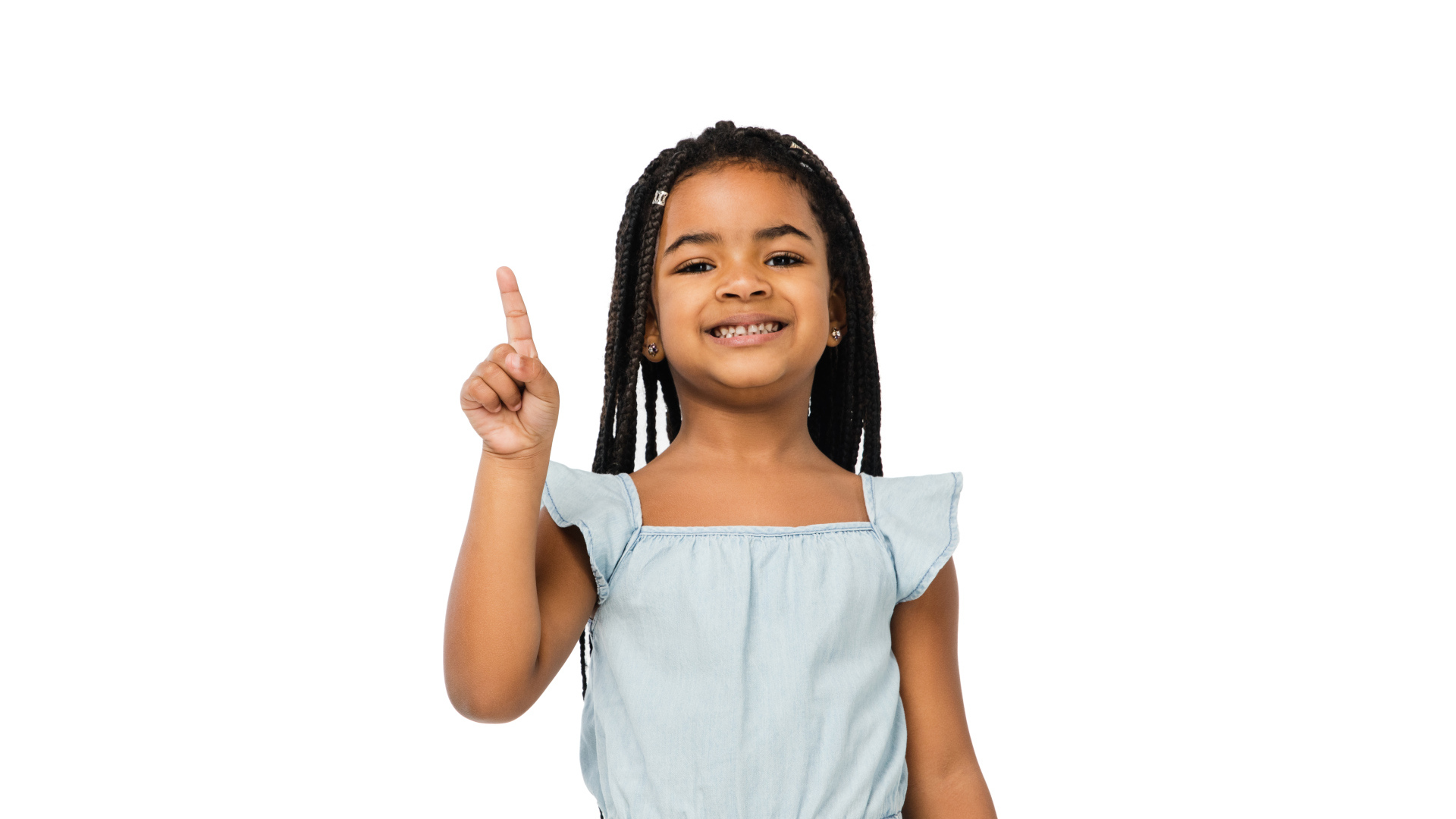 Темнокожая маленькая девочка на белом фоне