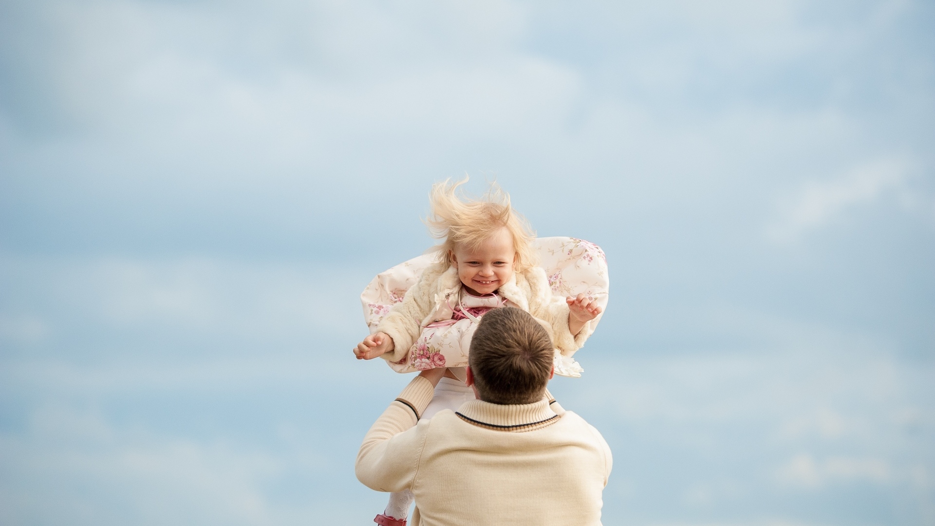 Отец играет с маленькой дочерью 