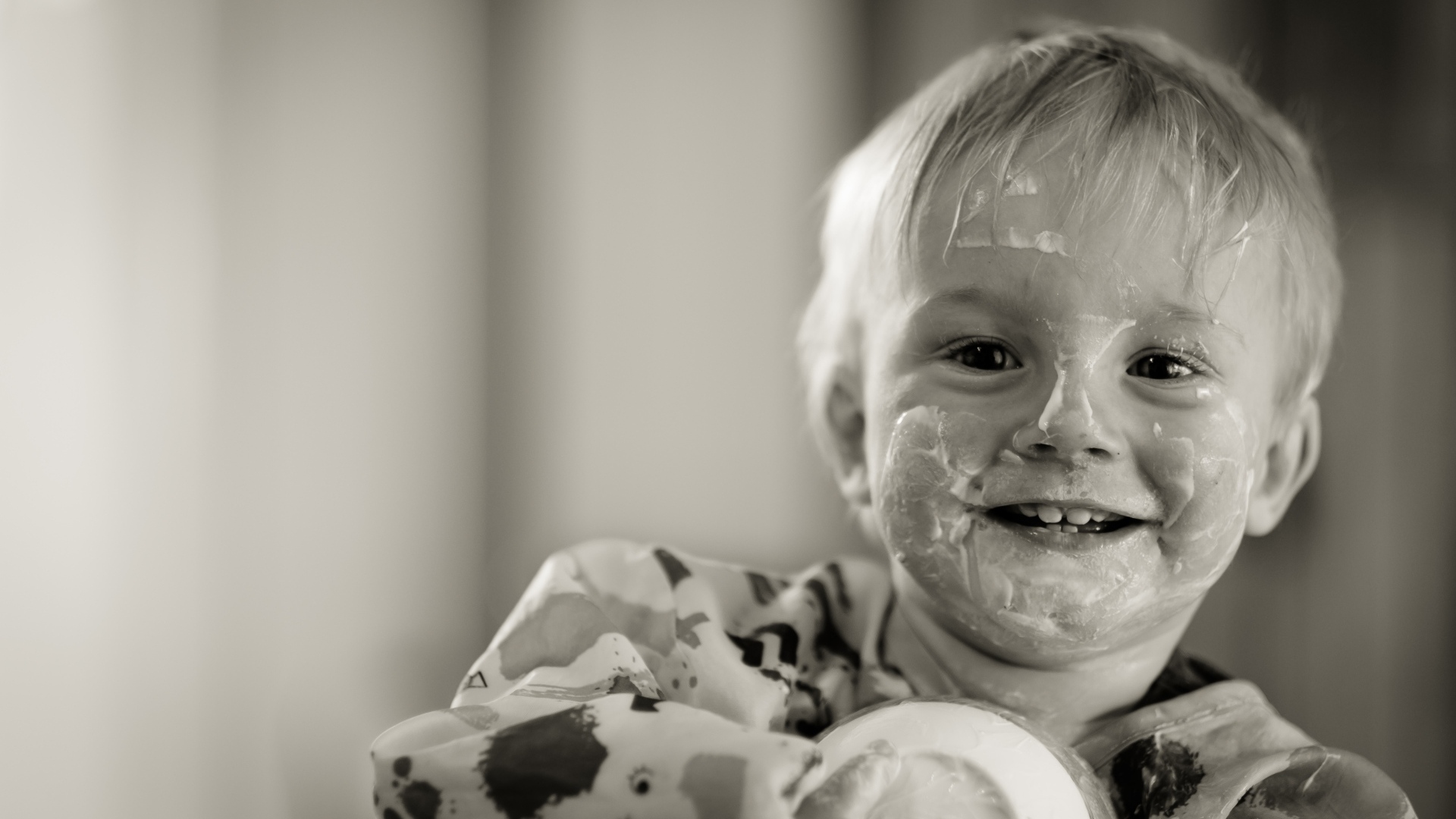 Смешной мальчик с лицом в сметане