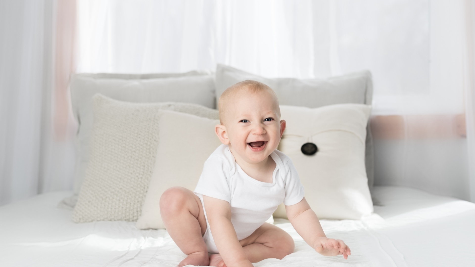 Смешной маленький ребенок на кровати