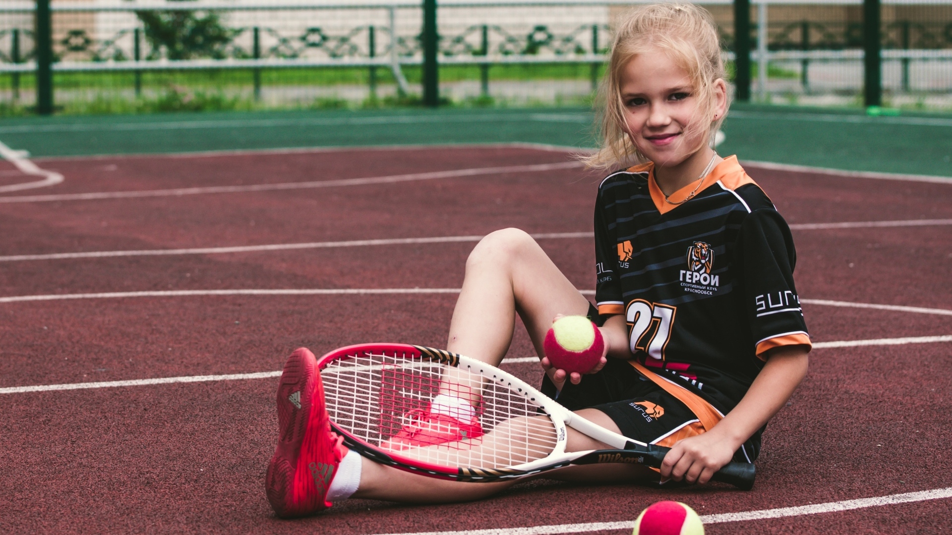 Девочка с ракеткой на теннисном корте