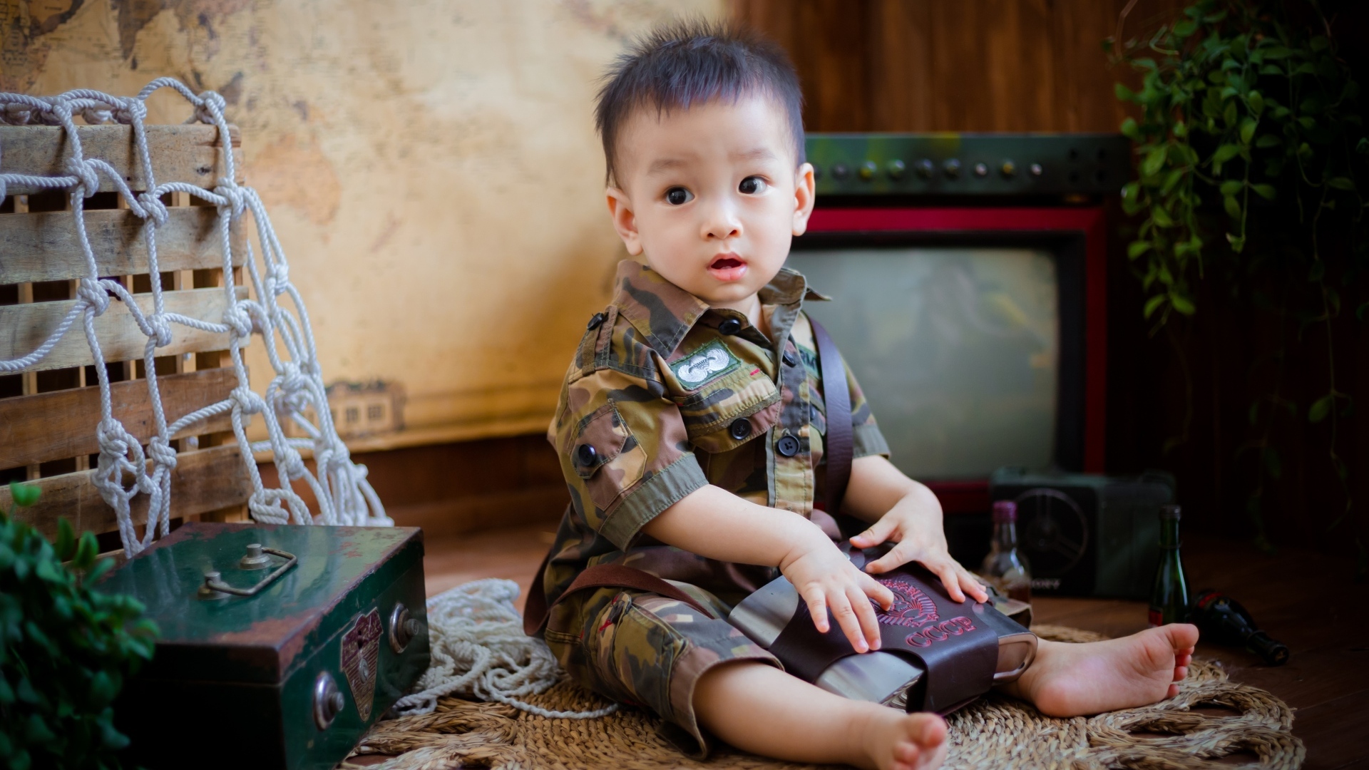 Маленький мальчик азиат в военной форме