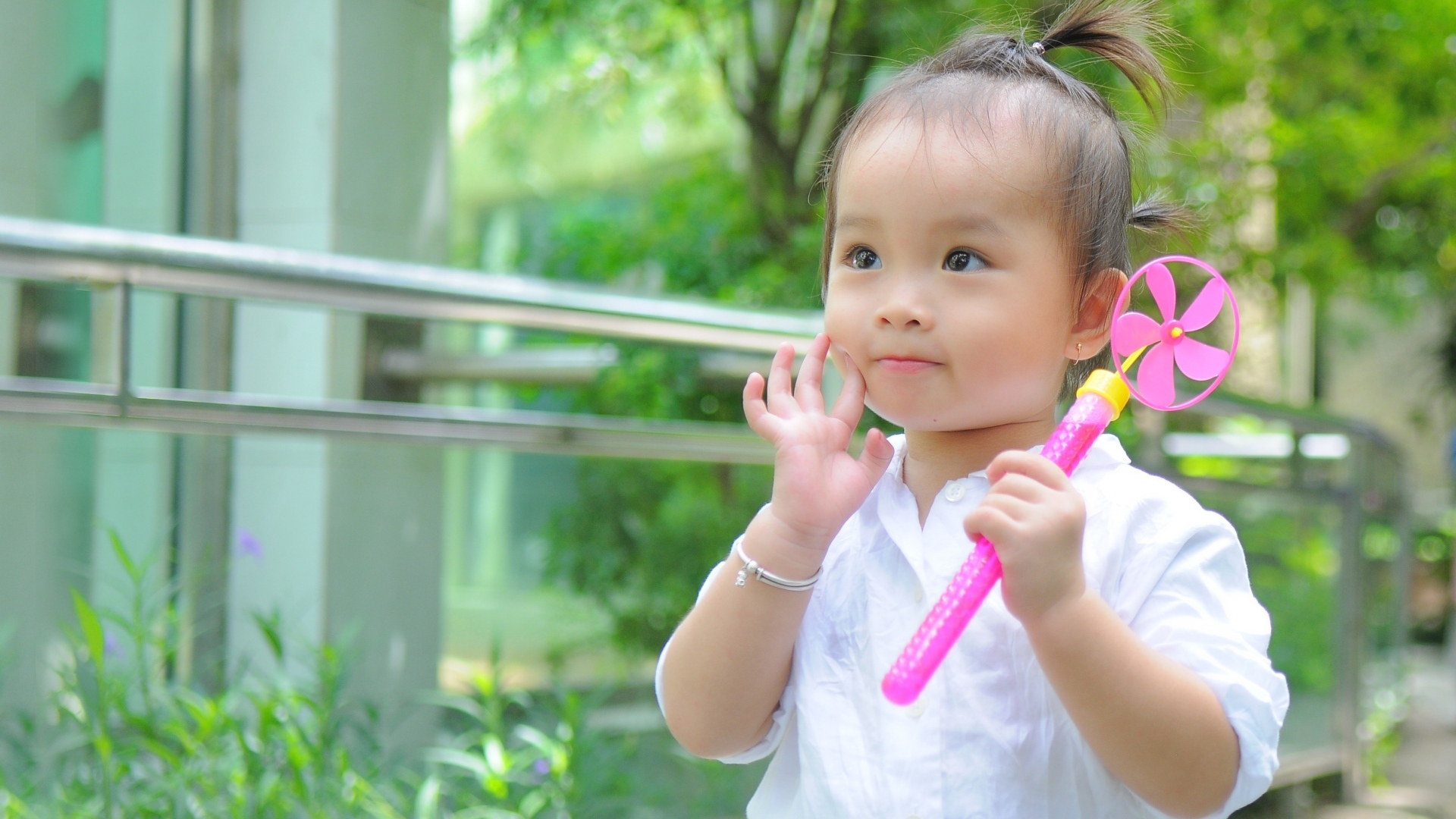 Маленькая девочка азиатка с игрушкой в руках