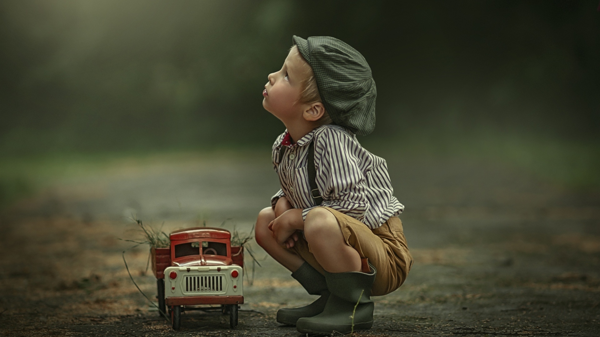 Маленький мальчик с игрушечным грузовиком