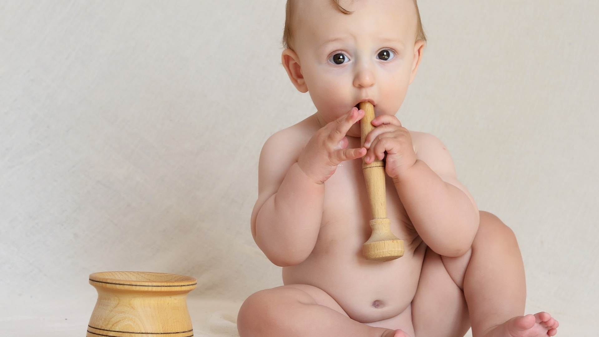 Маленький мальчик с деревянными игрушками