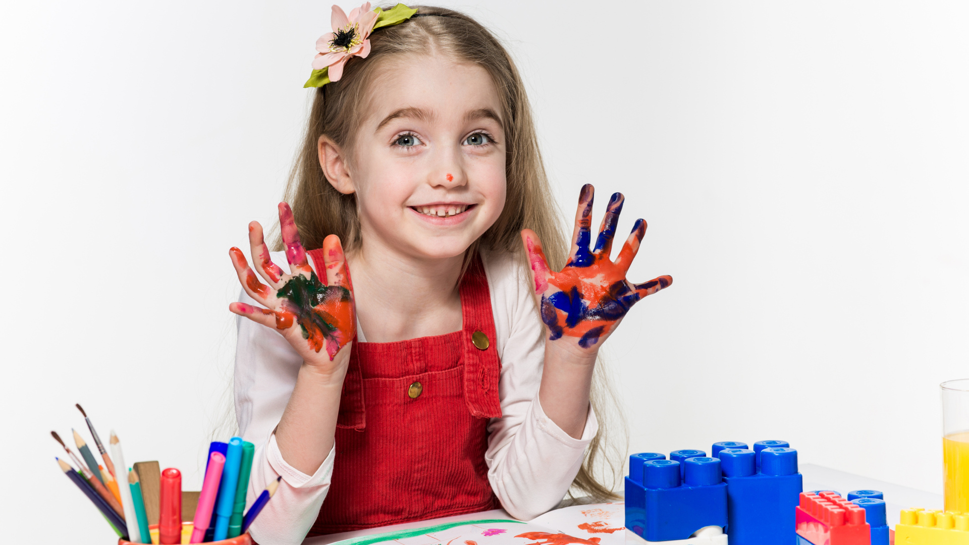 Маленькая девочка рисует красками